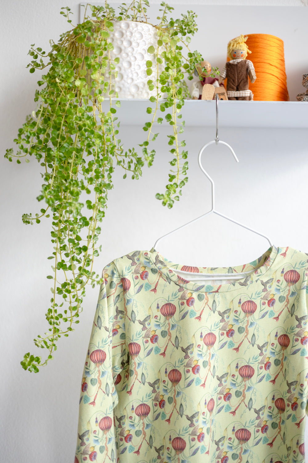 Kids unisex organic cotton stretch jersey long sleve t-shirt.