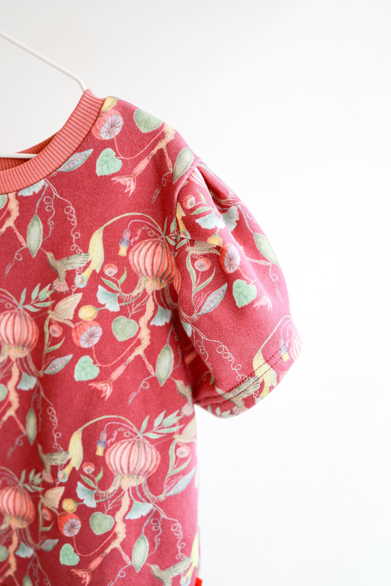 Organic cotton puffed sleeve kids top.