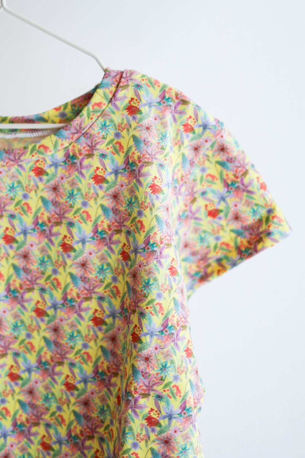 Organic cotton stretch jersey girls t-shirt.