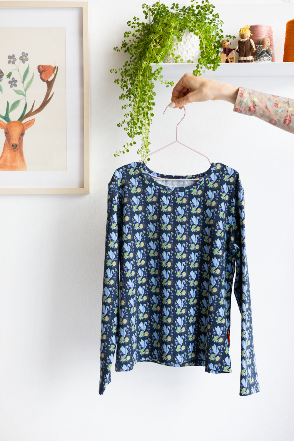 Kids unisex organic cotton stretch jersey long sleve t-shirt.