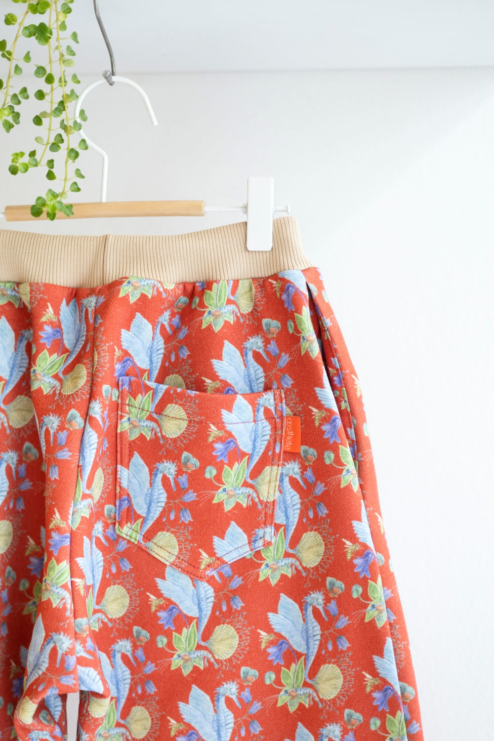 Kids organic cotton sweat pleated pants.