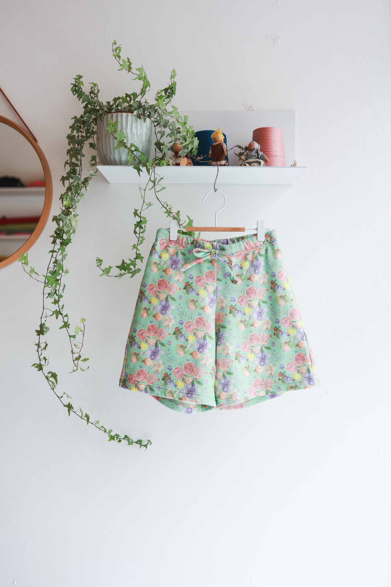Organic cotton sweat extra wide kids shorts.