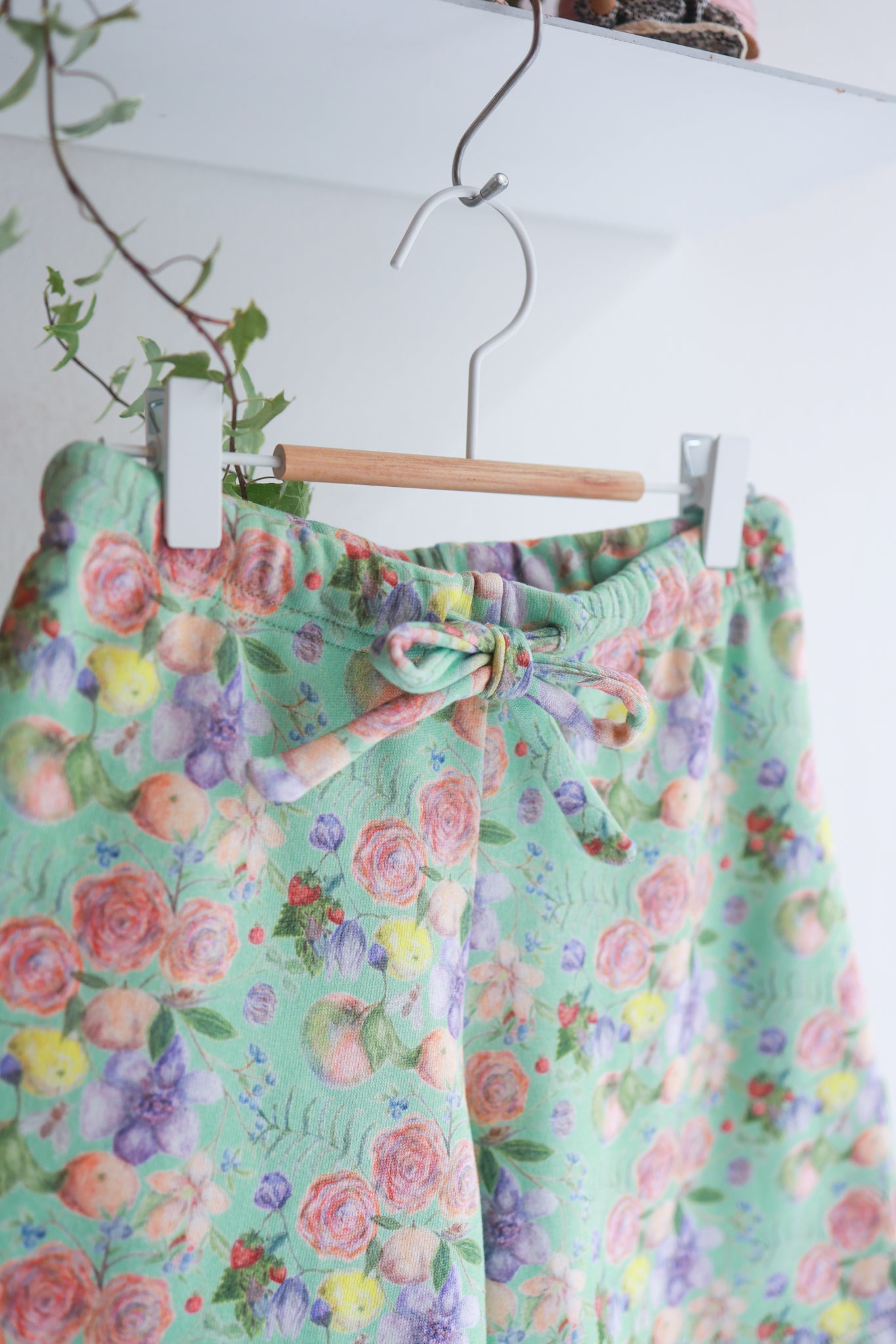 Organic cotton sweat extra wide kids shorts.
