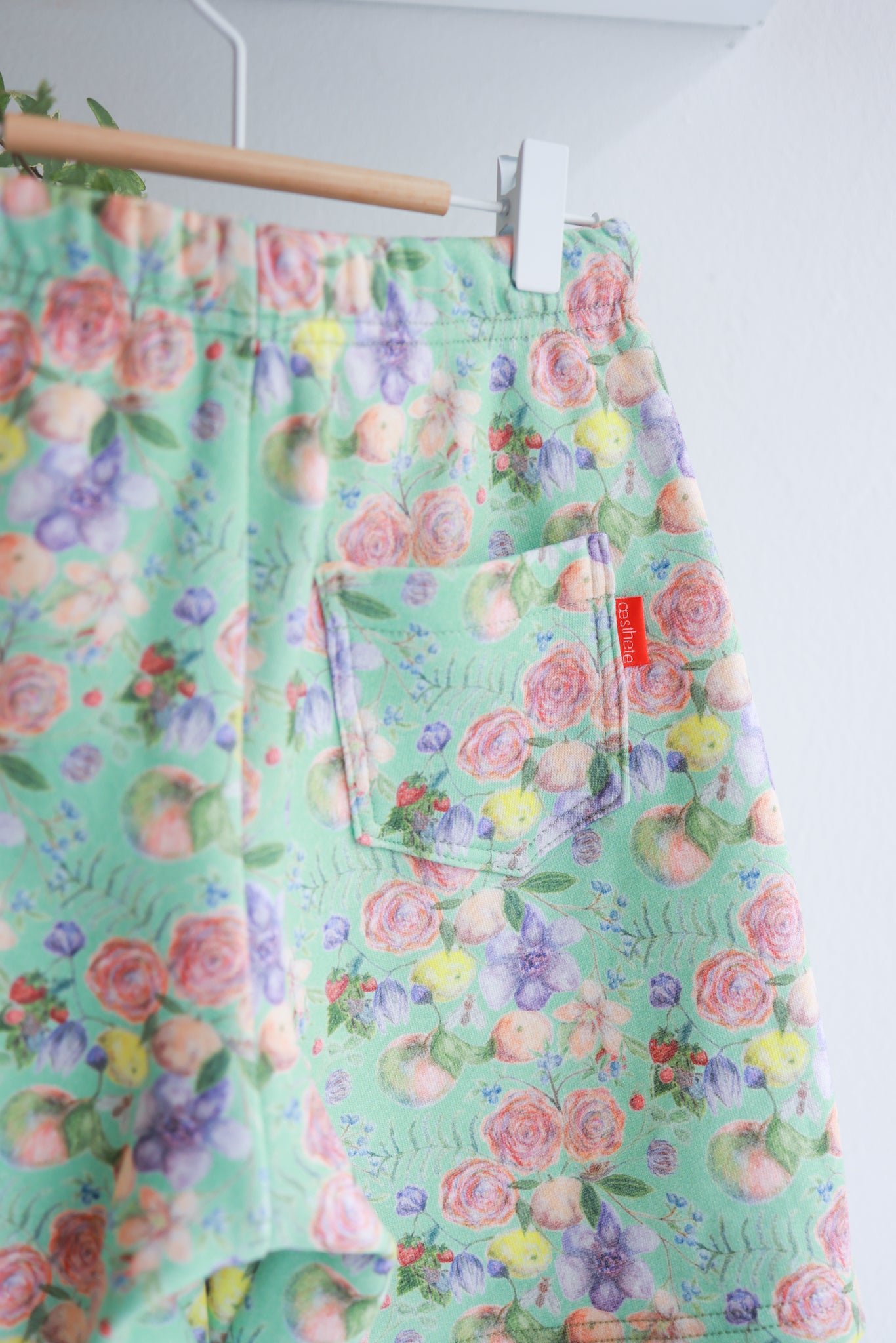 Organic cotton sweat extra wide kids shorts.