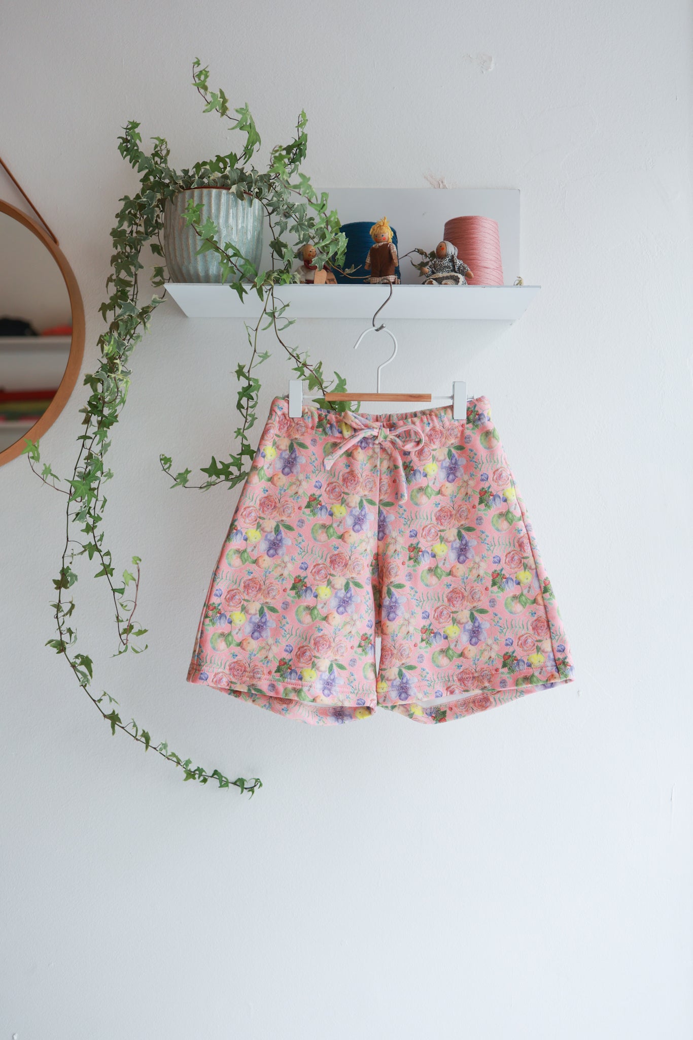 Organic cotton sweat extra wide kids shorts.