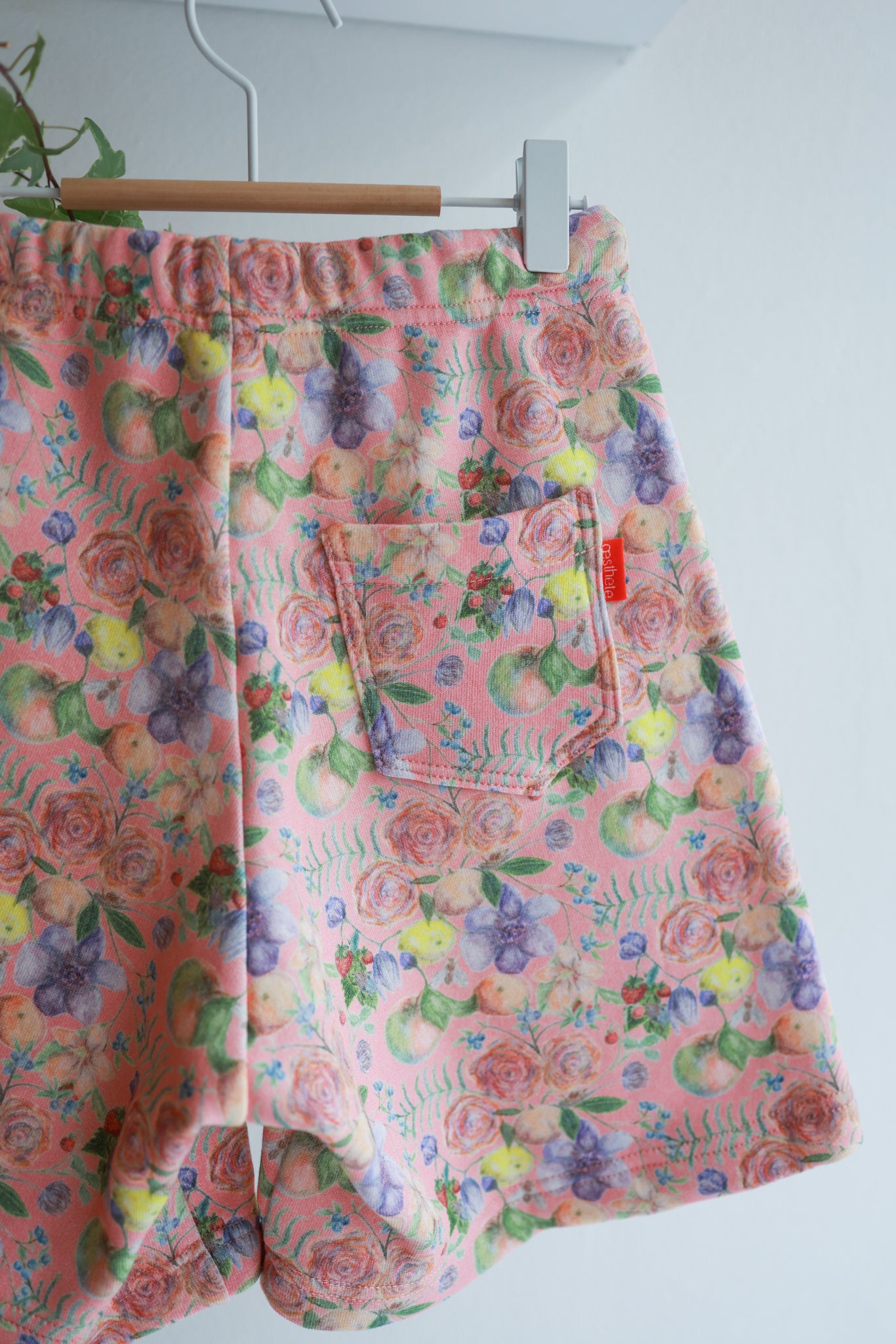 Organic cotton sweat extra wide kids shorts.