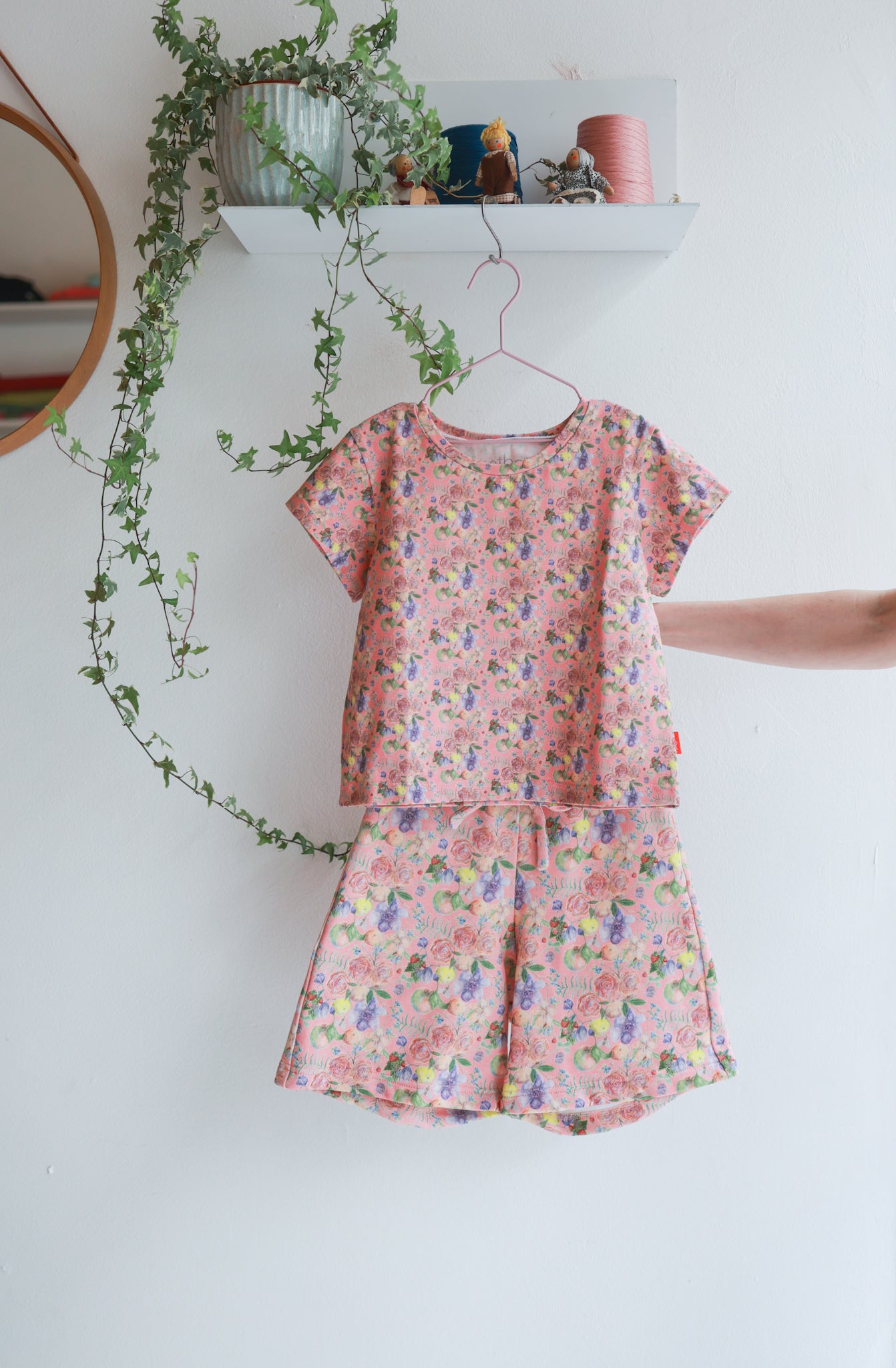 Organic cottonkids t-shirt and extra wide shorts.