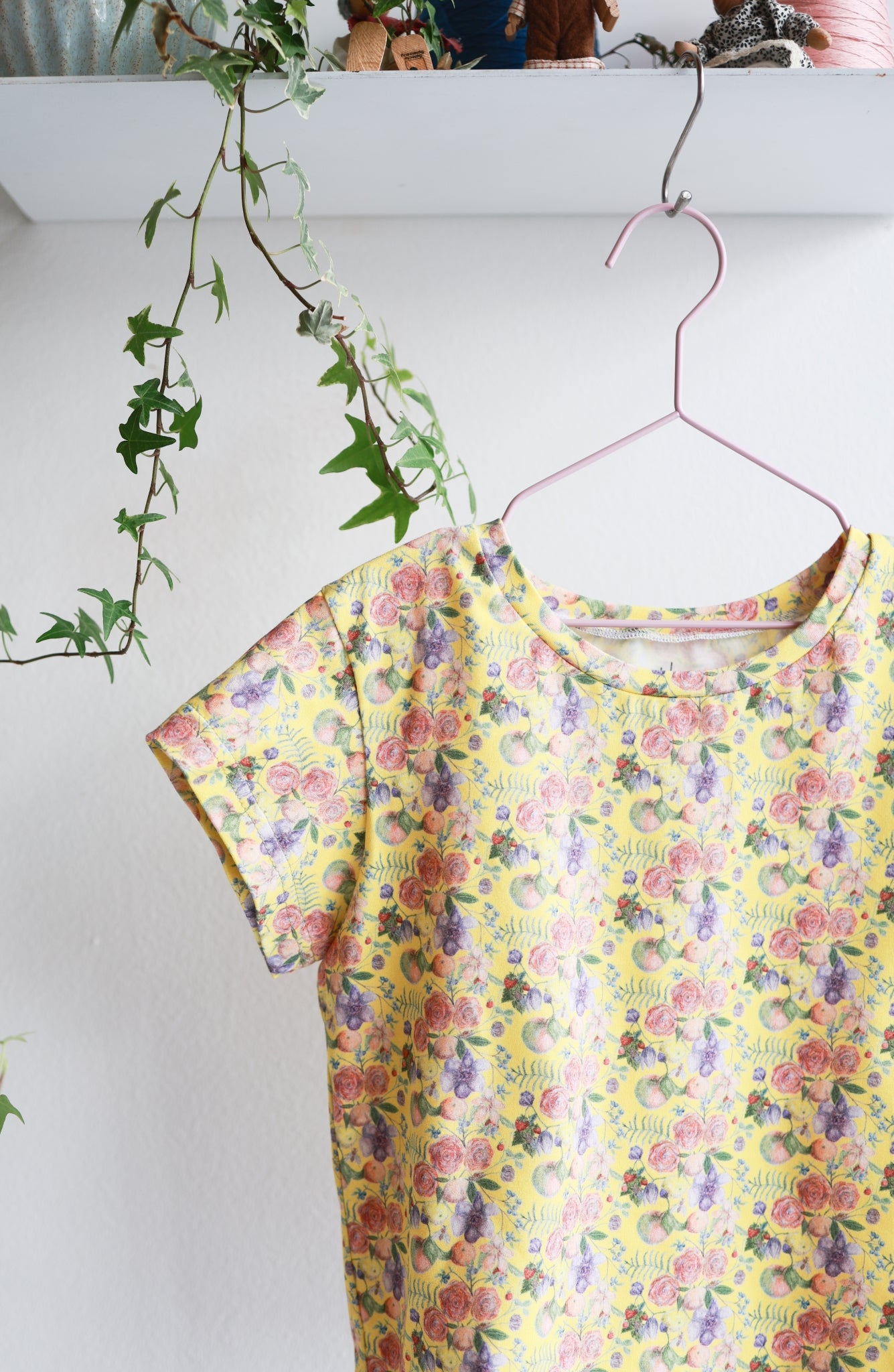 Organic cotton stretch jersey girls t-shirt.