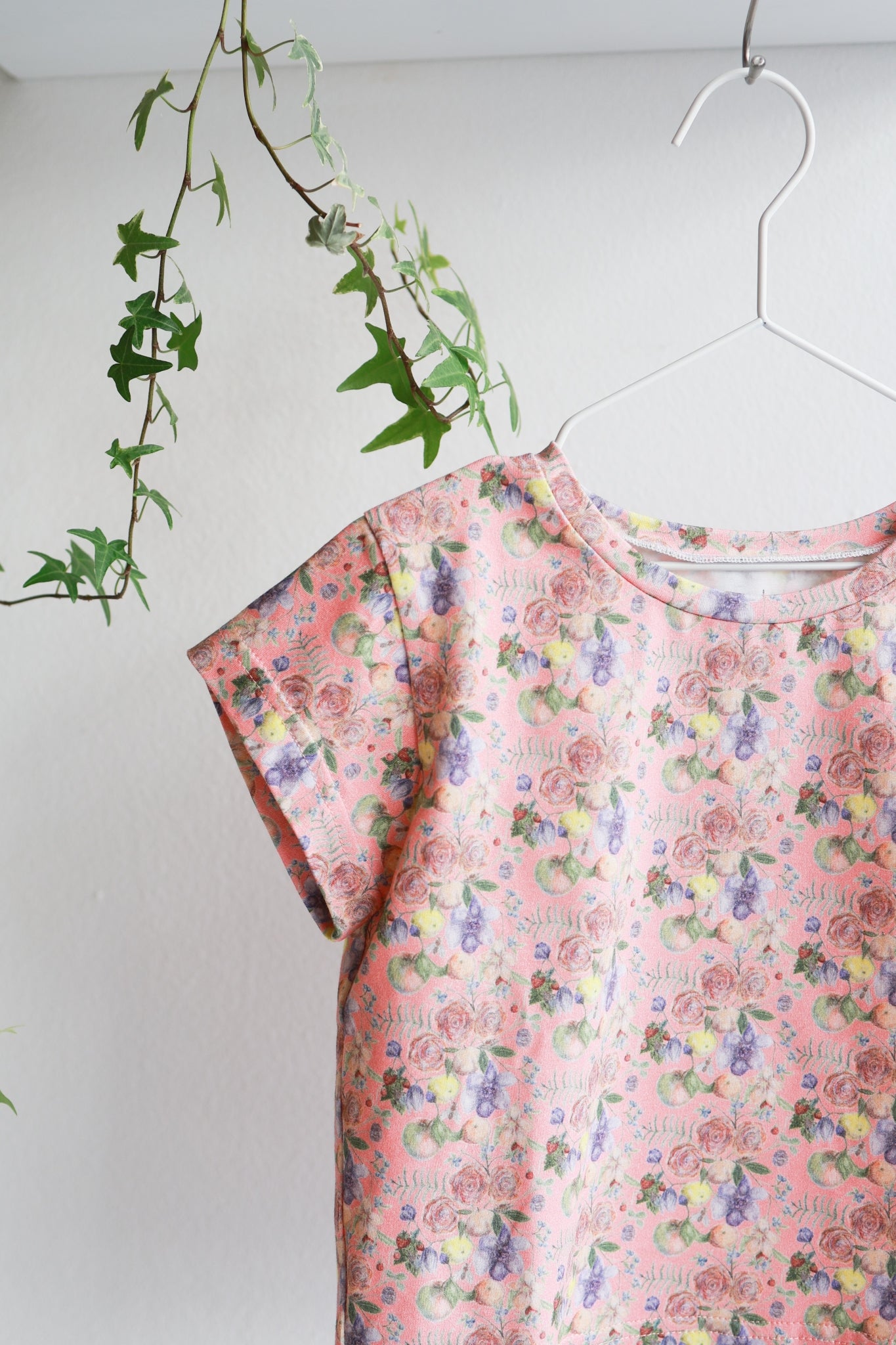 Organic cotton stretch jersey girls t-shirt.