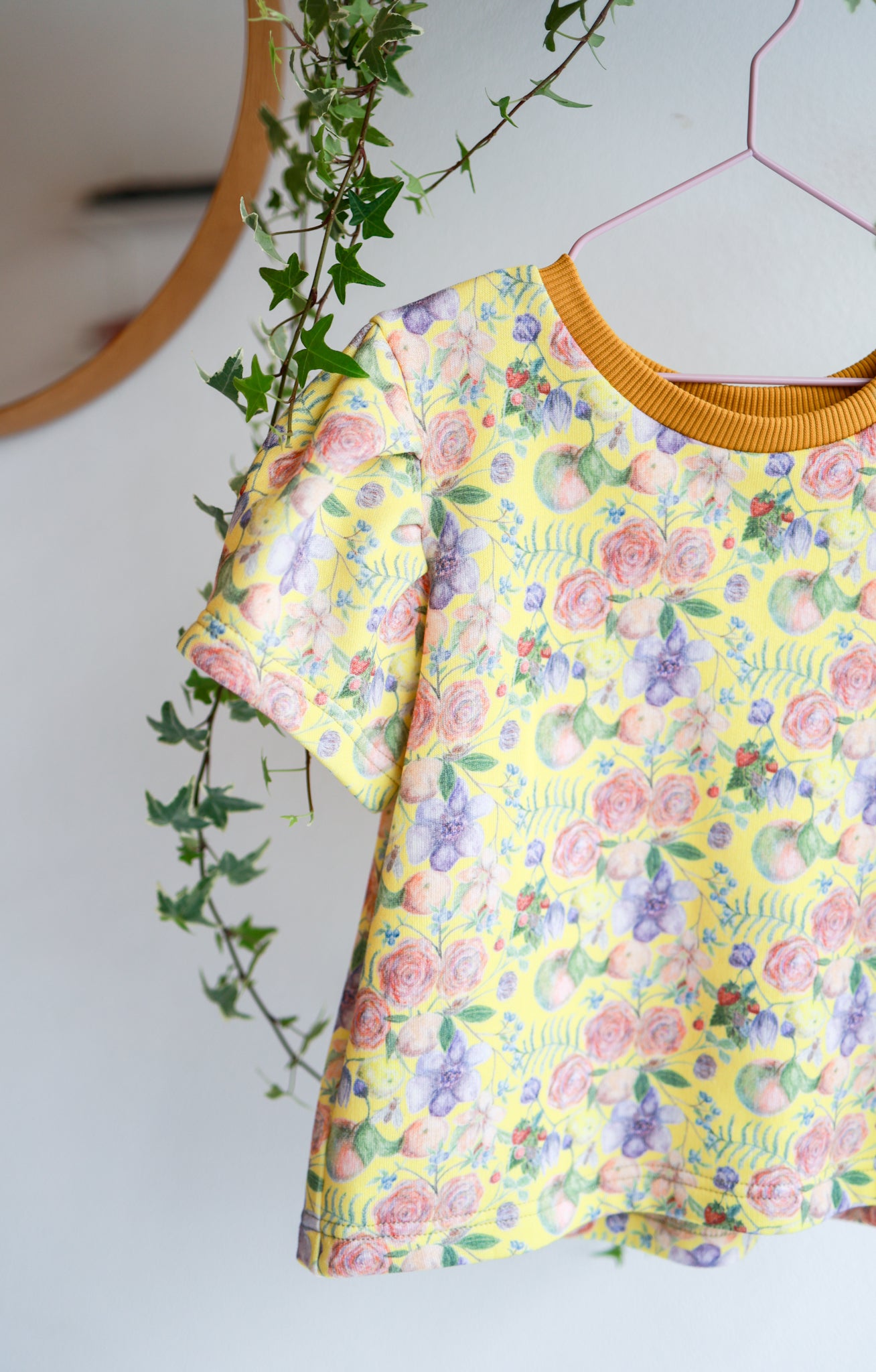 Organic cotton puffed sleeve kids top.