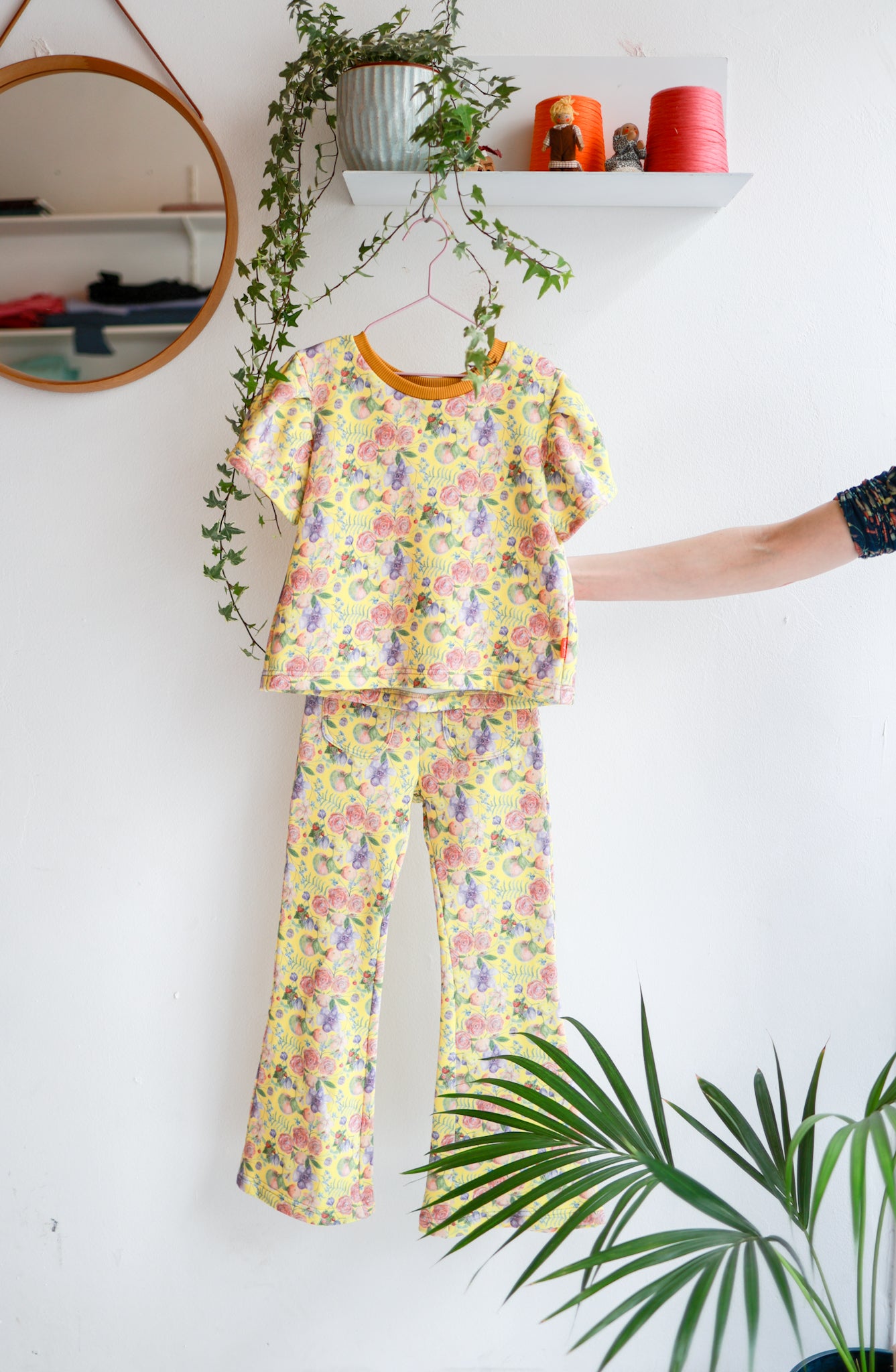 Organic cotton puffed sleeve kids top.