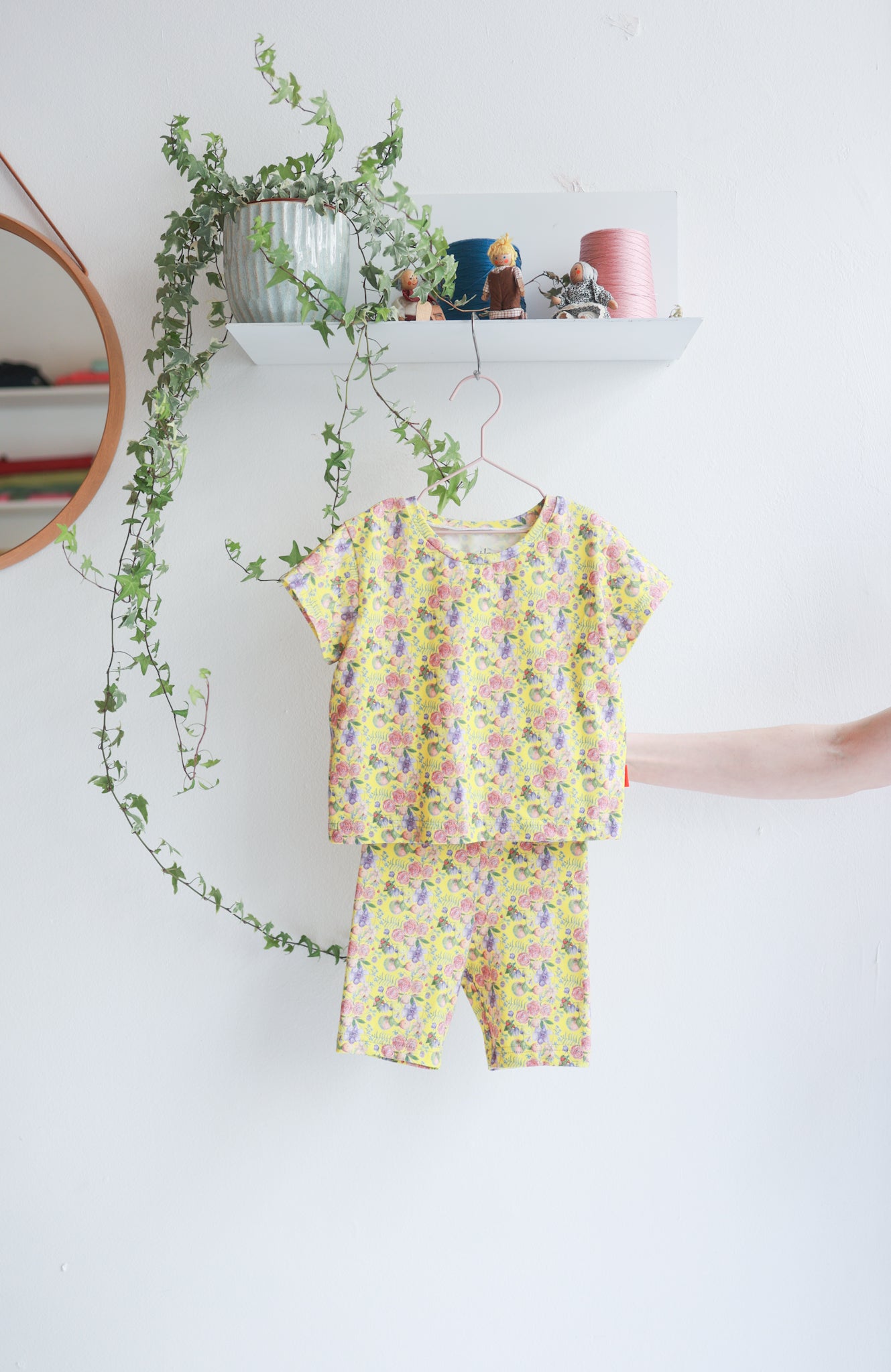Kids organic jersey t-shirt and short leggins.