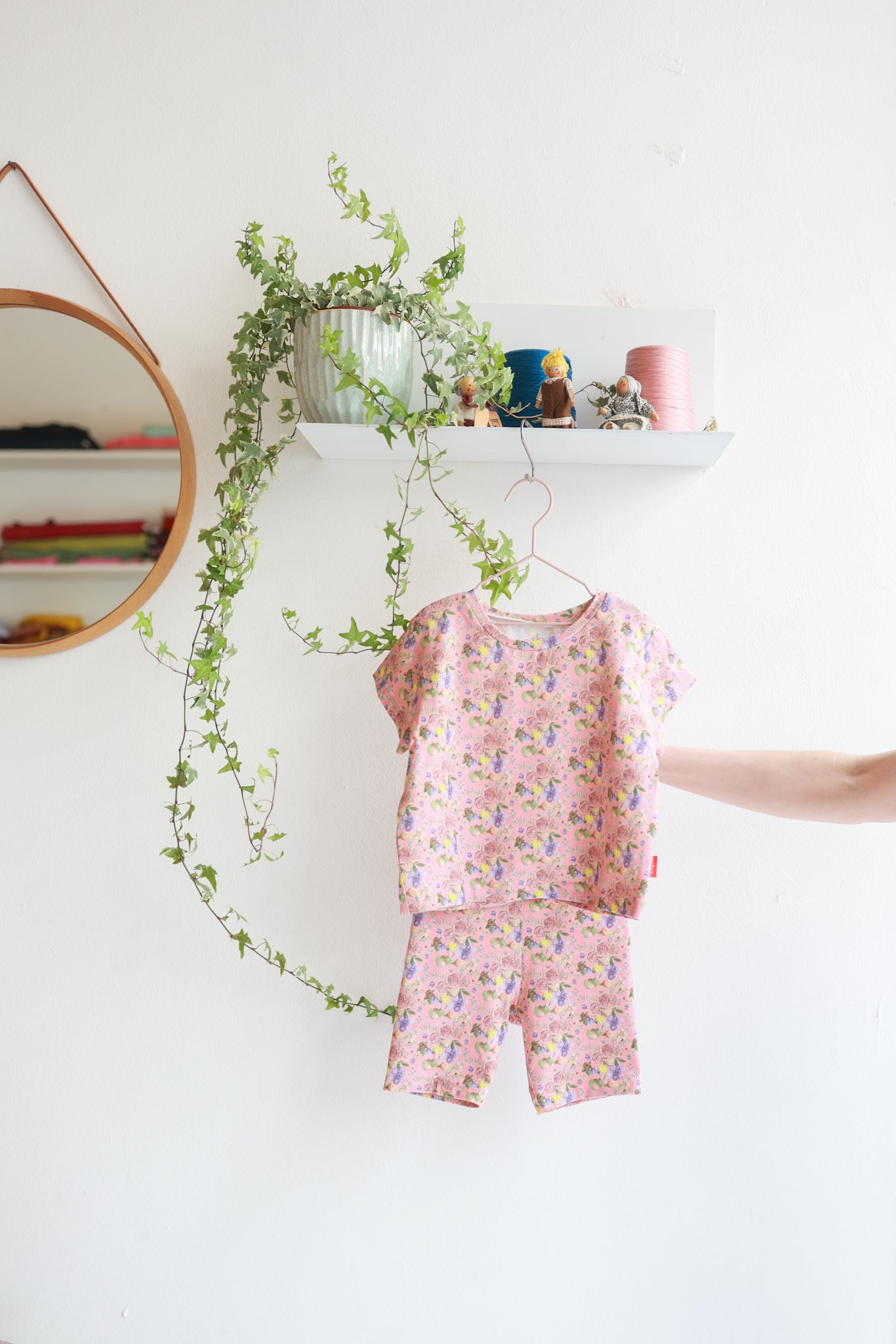 Kids organic jersey t-shirt and short leggins.