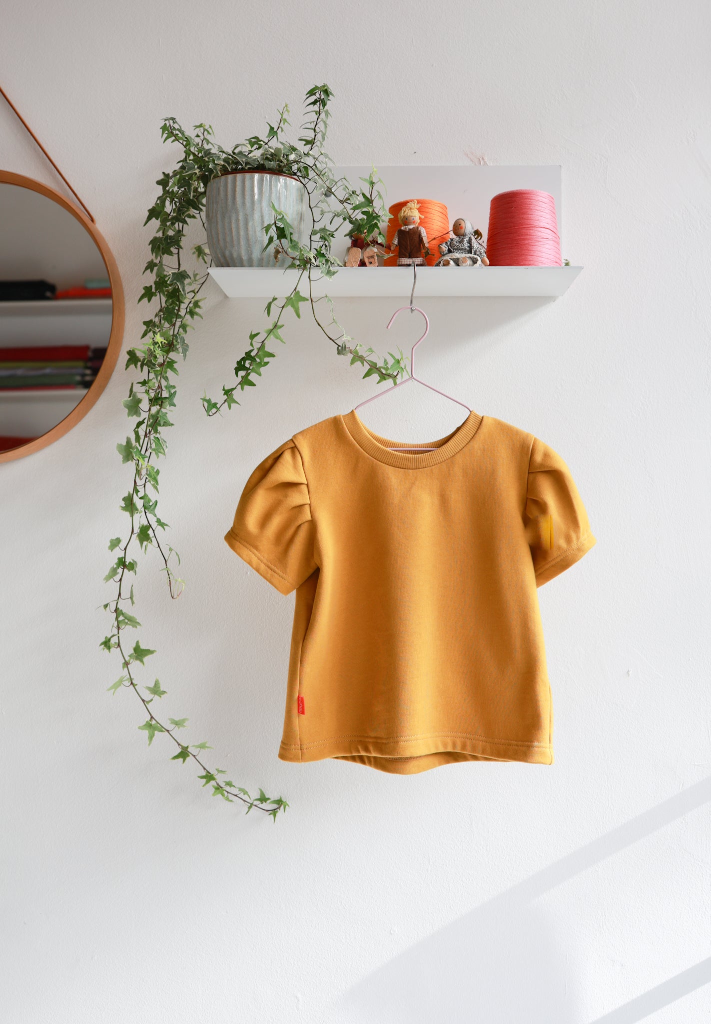 Organic cotton puffed sleeve kids top.