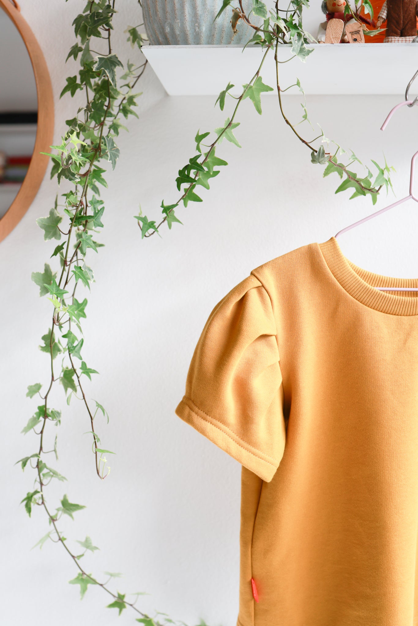 Organic cotton puffed sleeve kids top.