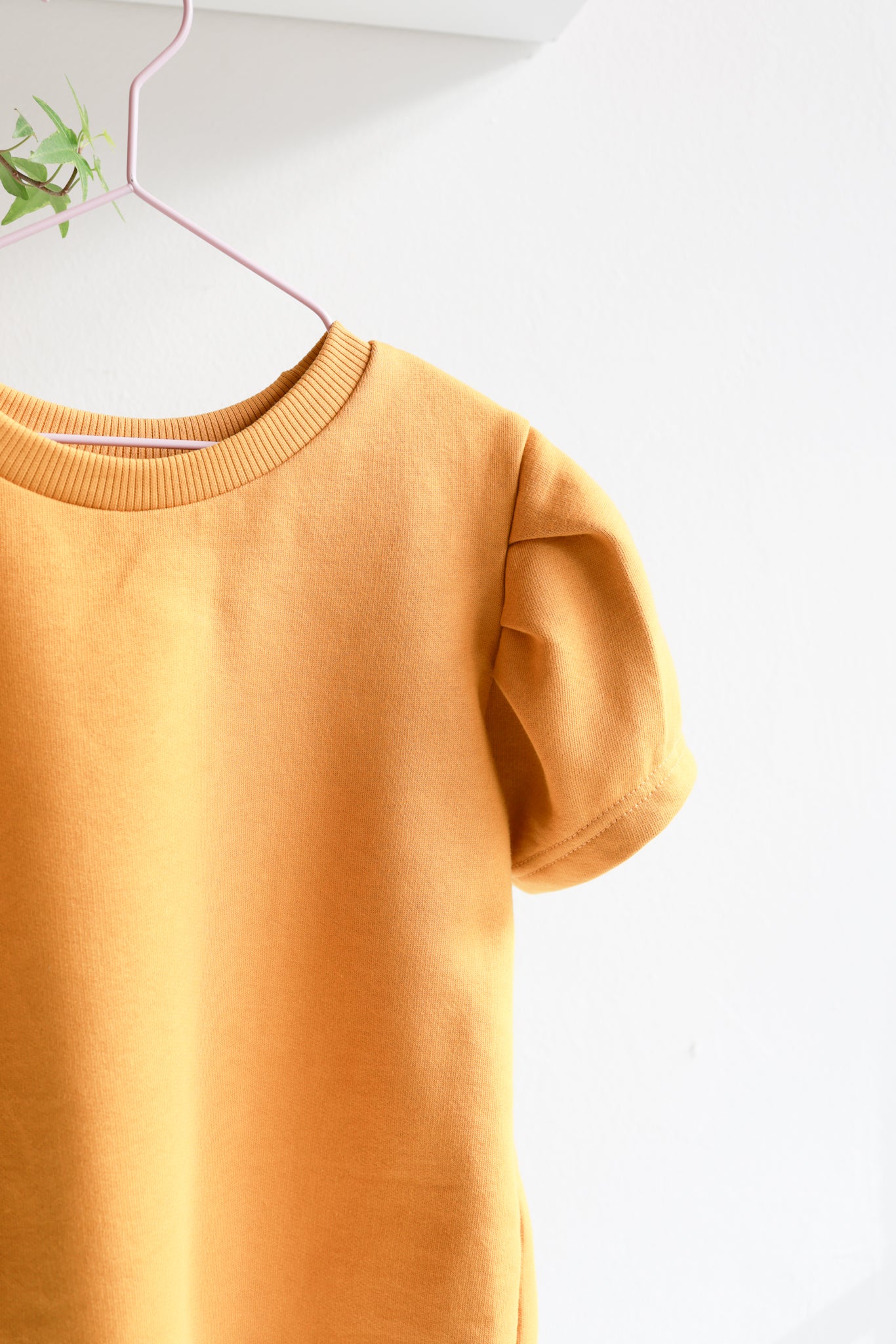 Organic cotton puffed sleeve kids top.