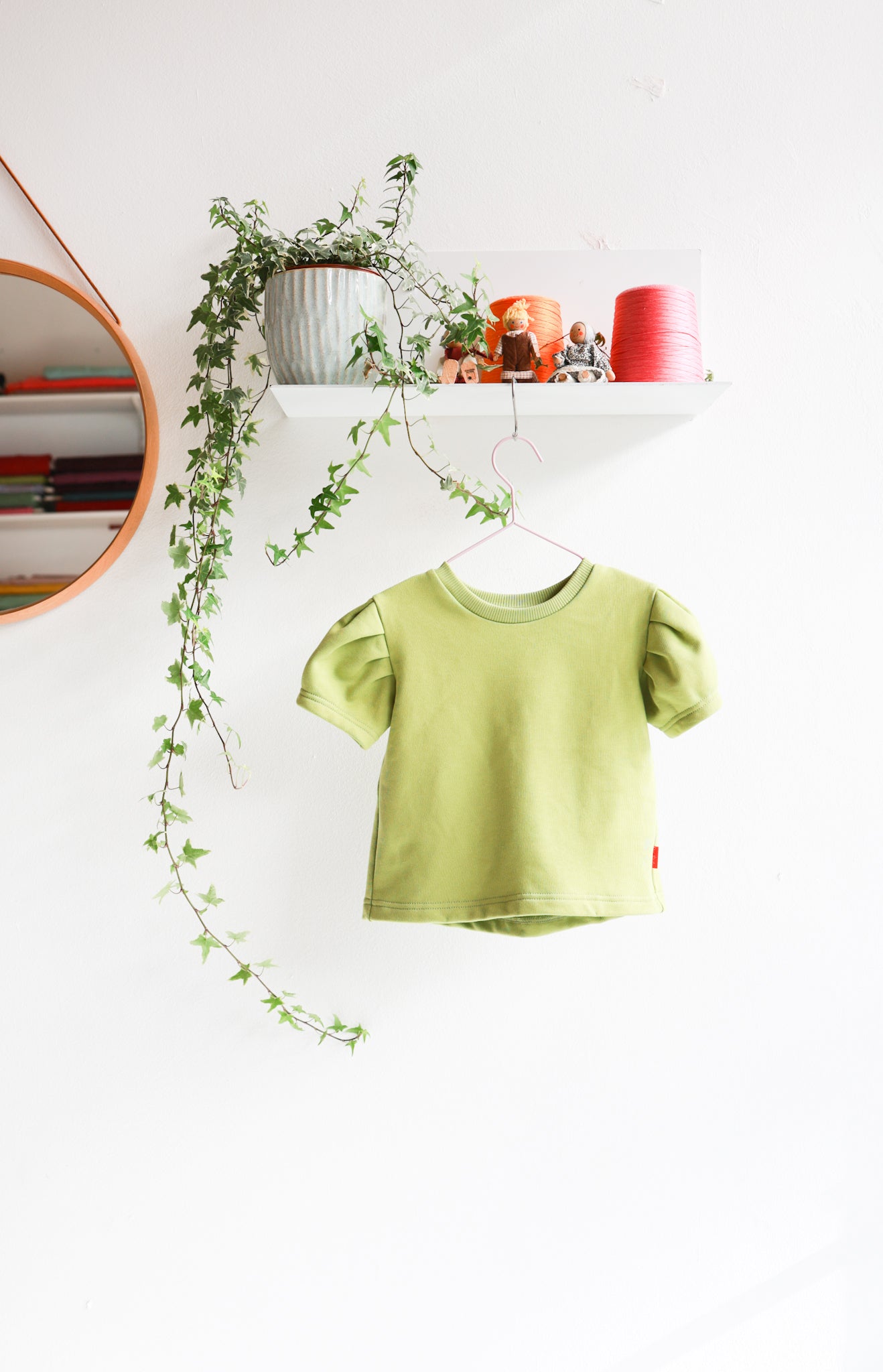 Organic cotton puffed sleeve kids top.