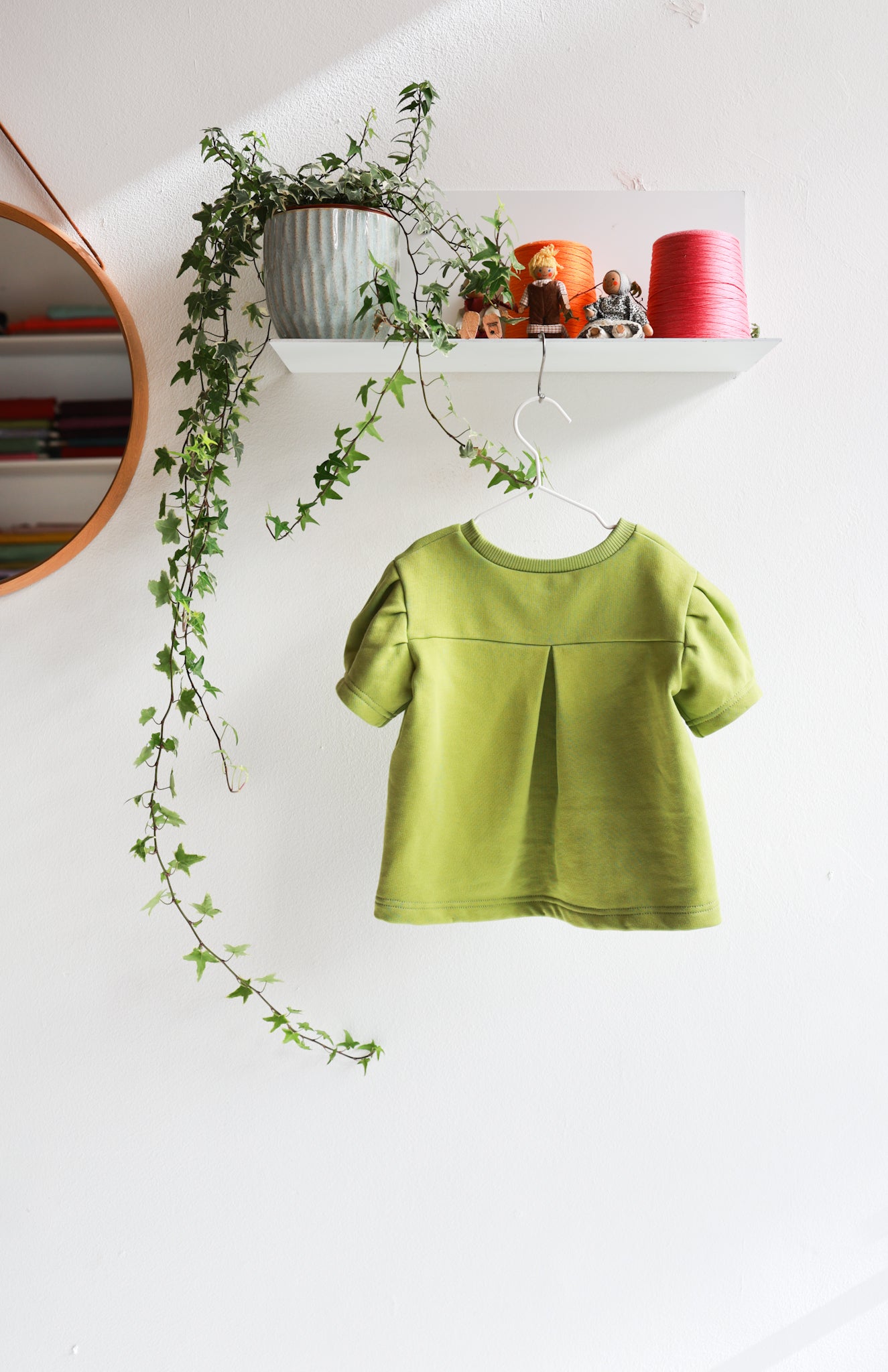 Organic cotton puffed sleeve kids top.
