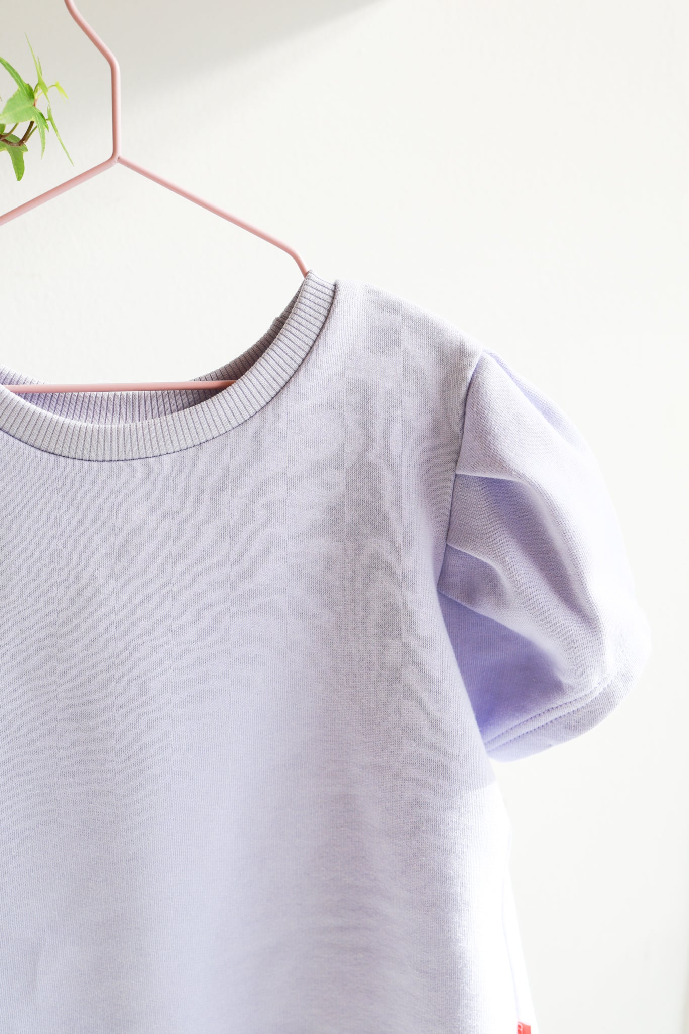 Organic cotton puffed sleeve kids top.