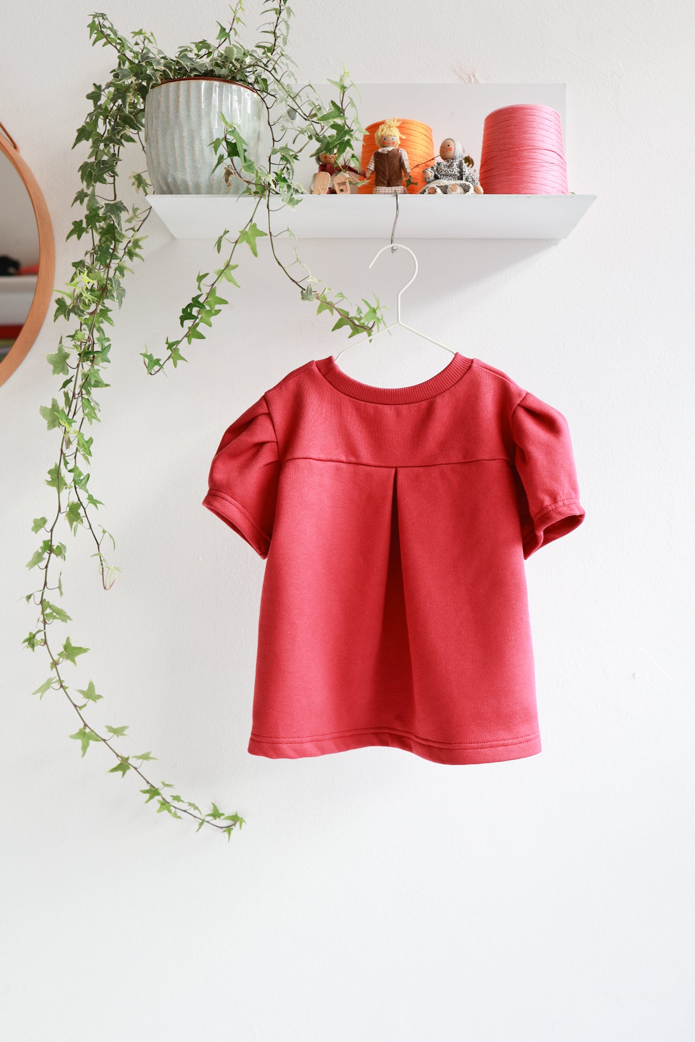Organic cotton puffed sleeve kids top.
