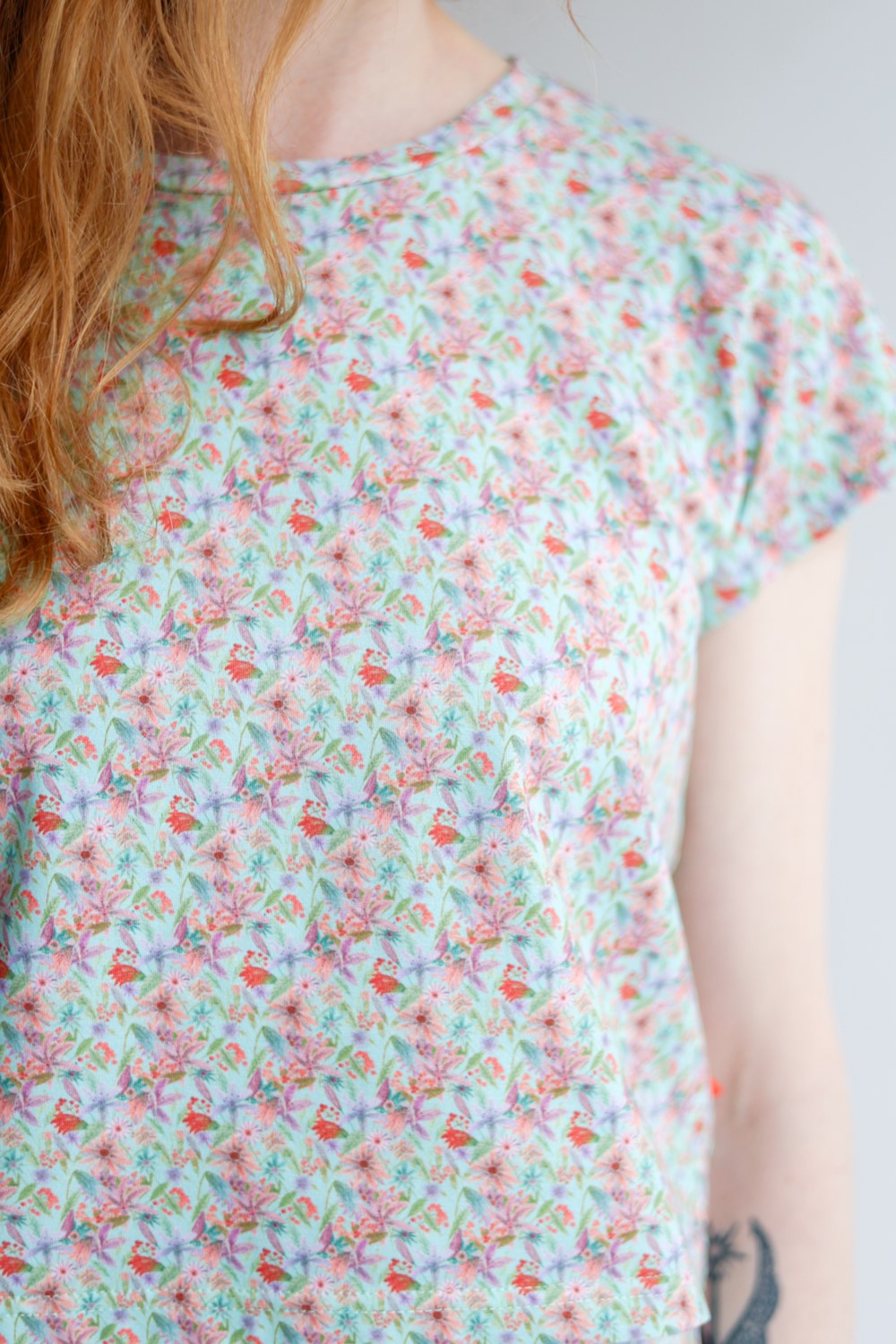 Women organic cotton stretch jersey mid crop t-shirt.