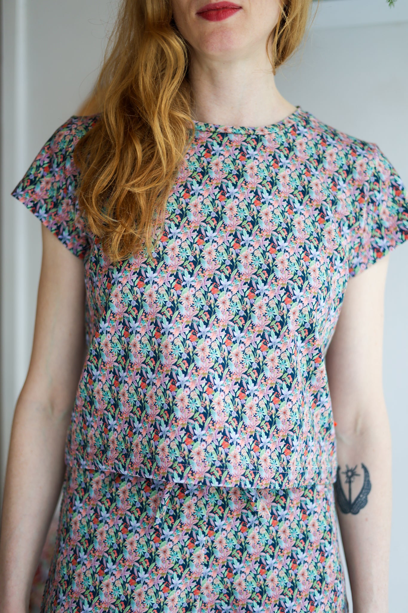 Women organic cotton stretch jersey mid crop t-shirt.