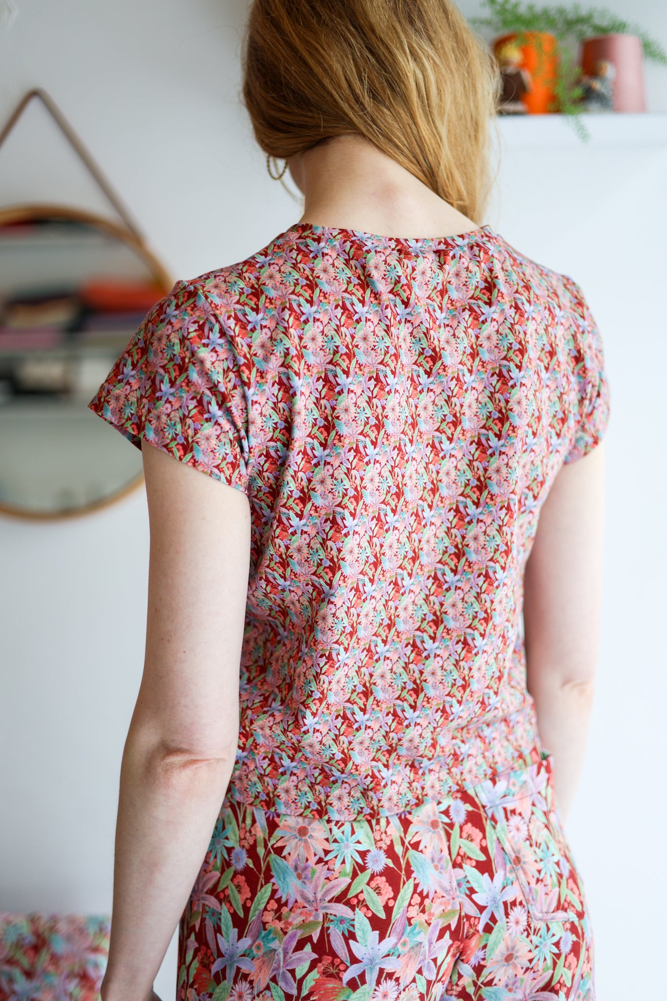 Women organic cotton stretch jersey mid crop t-shirt.