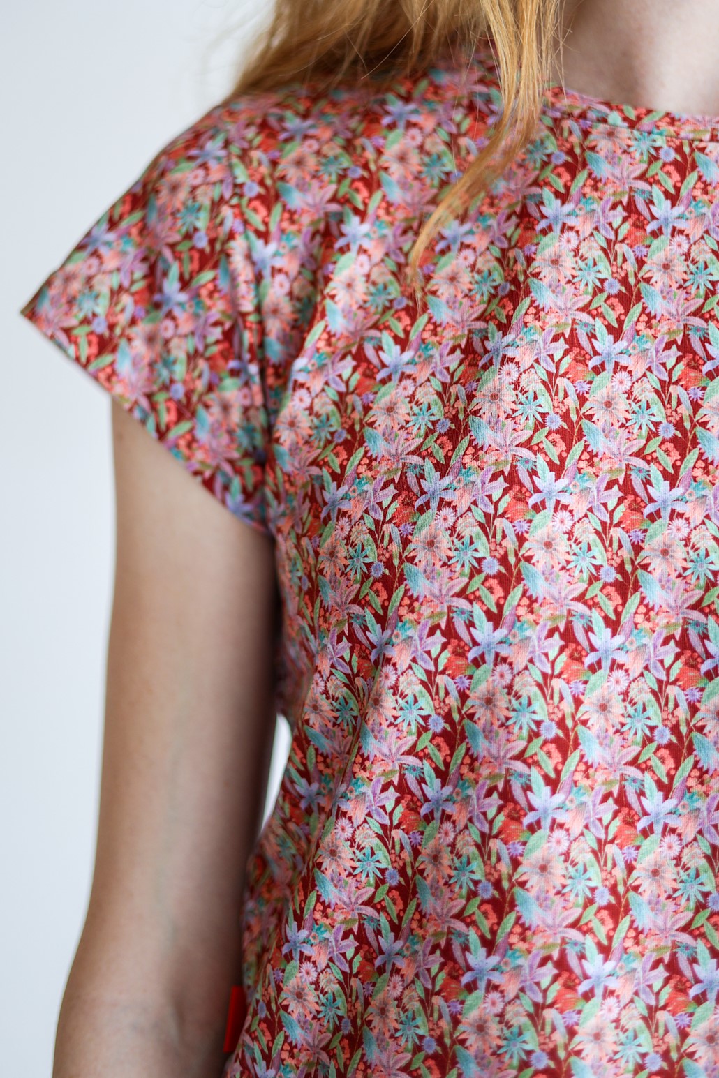 Women organic cotton stretch jersey mid crop t-shirt.