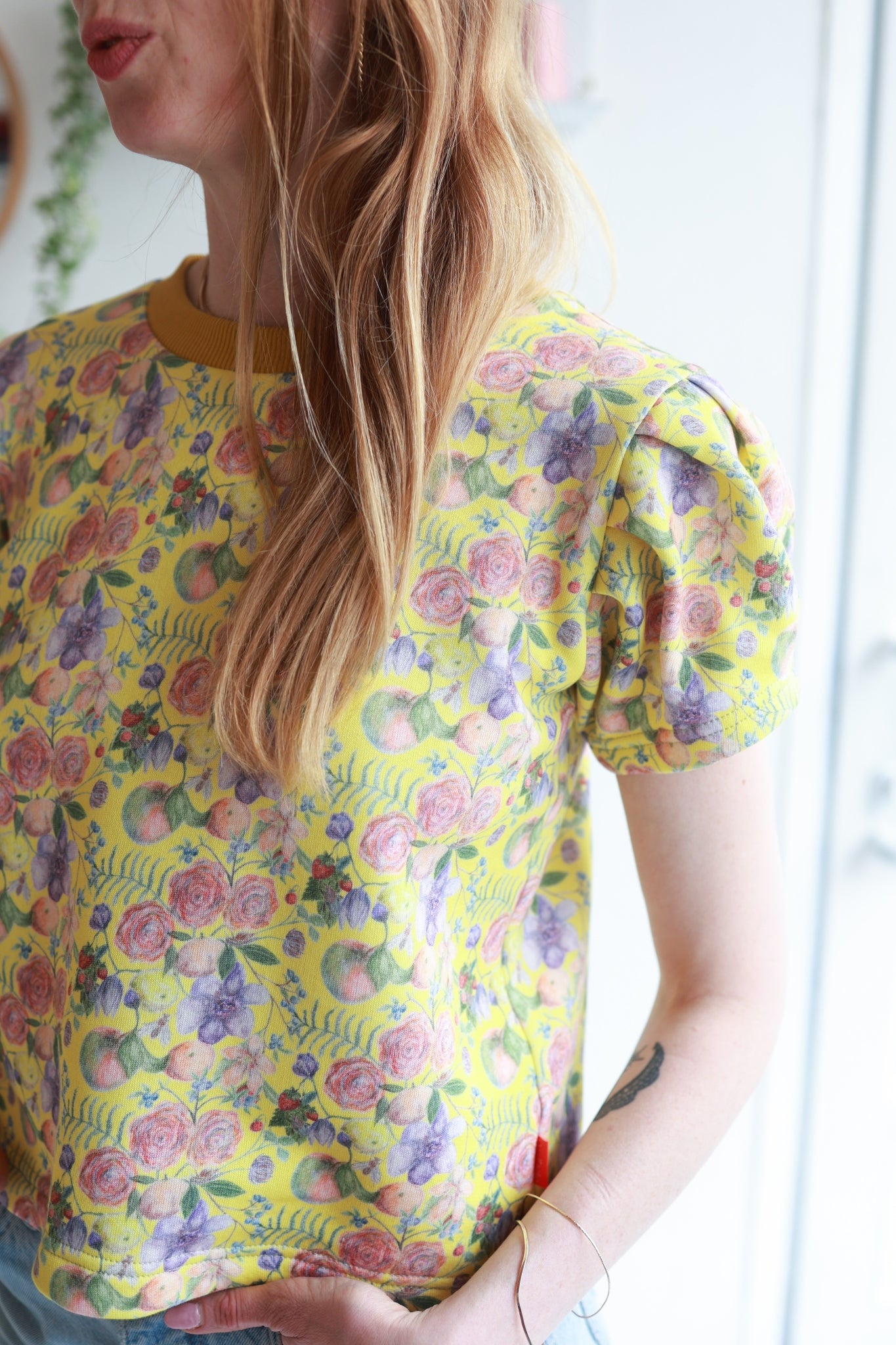 Organic cotton puffed sleeve women top.