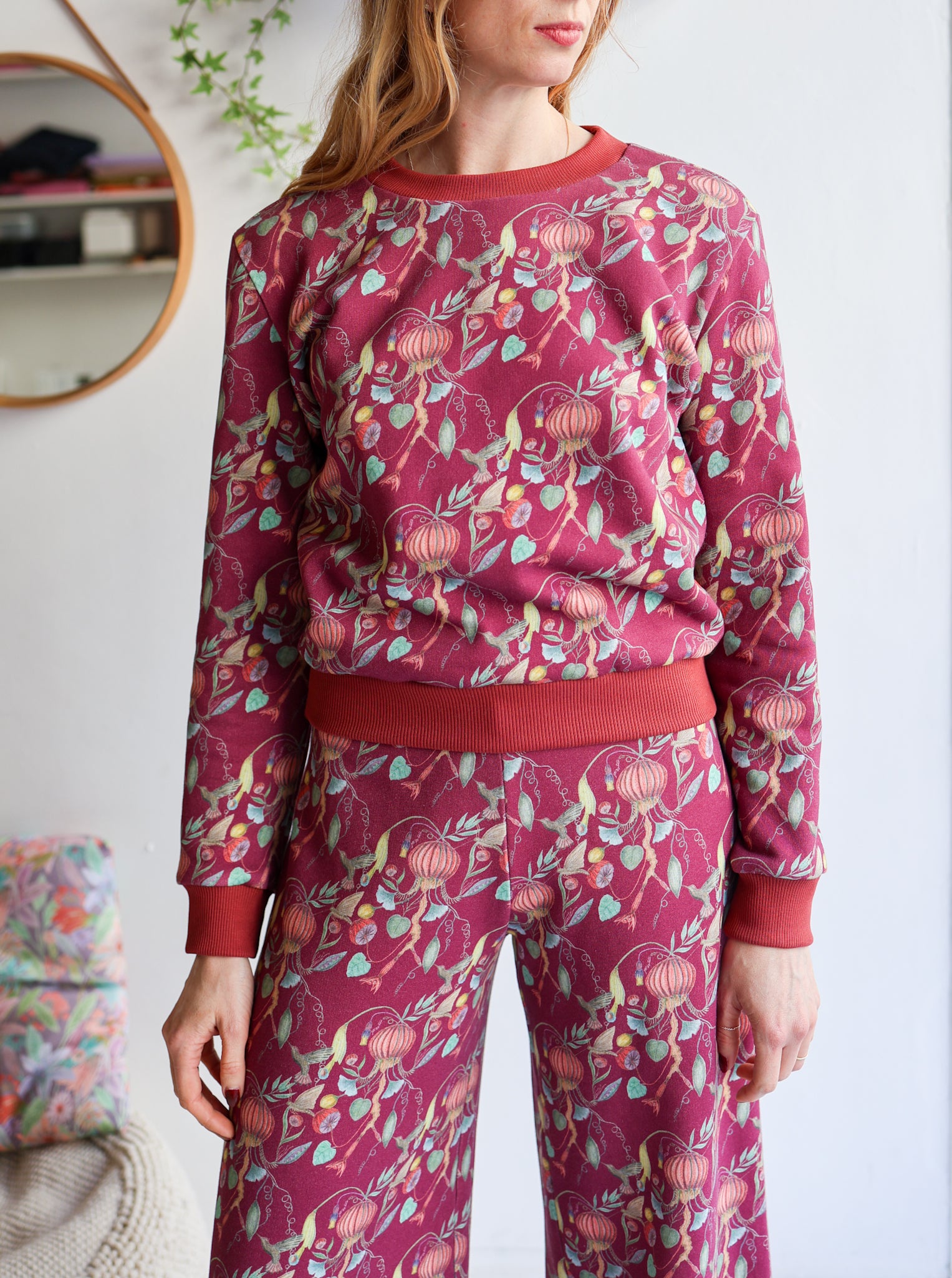 Women organic cotton sweatshirt.