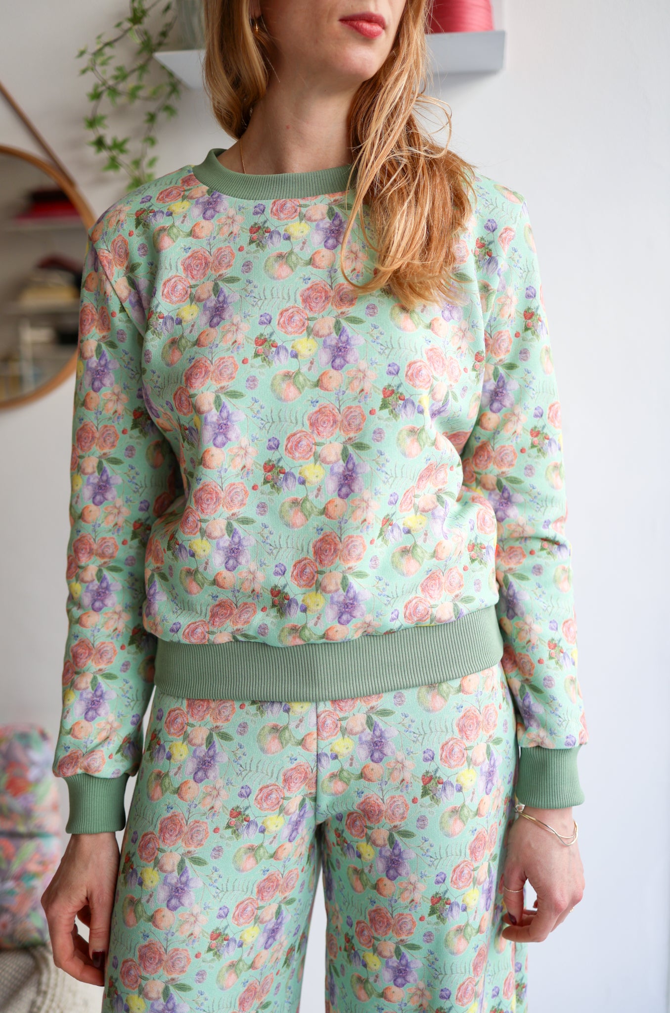 Women organic cotton sweatshirt.