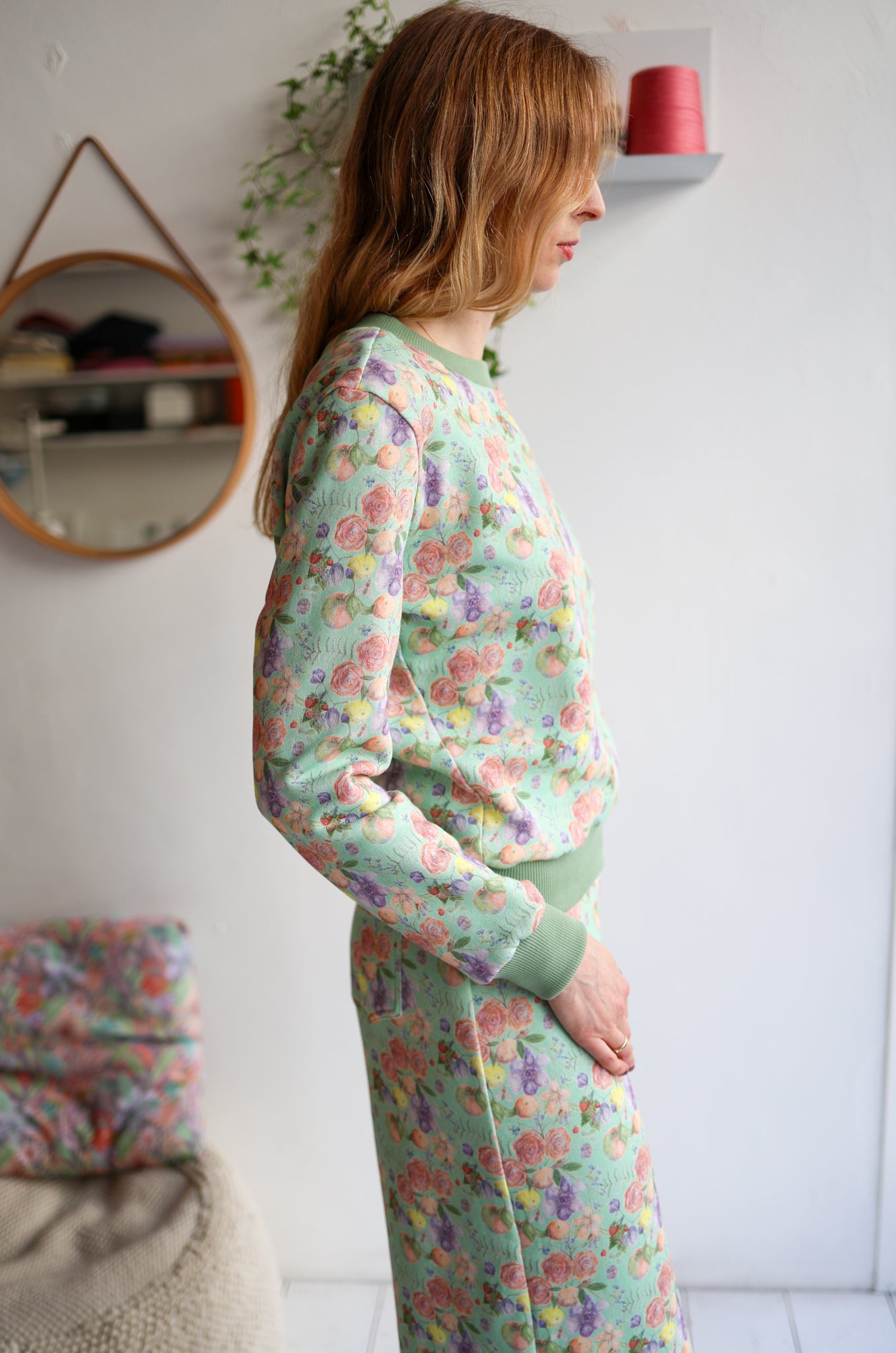 Women organic cotton sweatshirt.