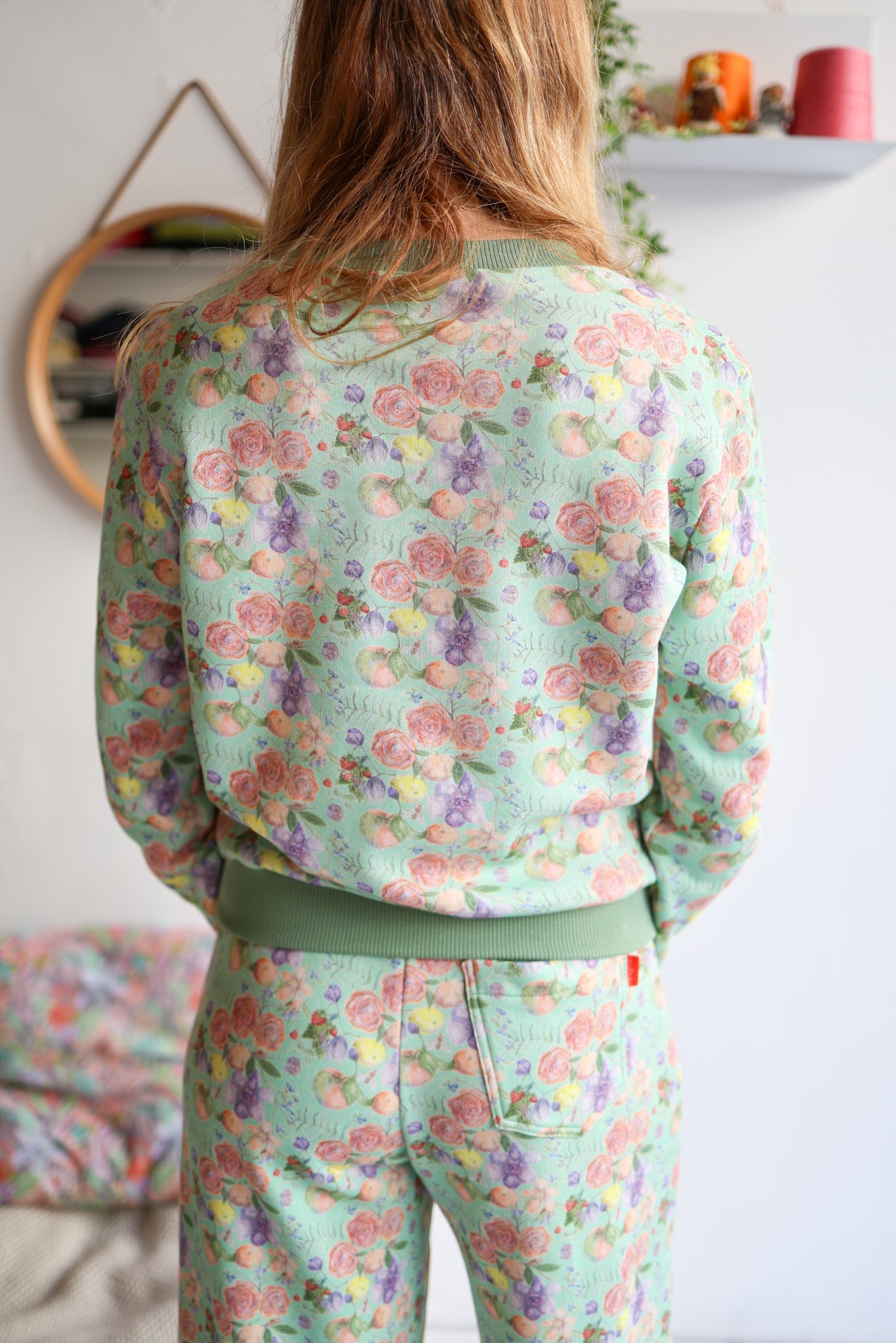 Women organic cotton sweatshirt.