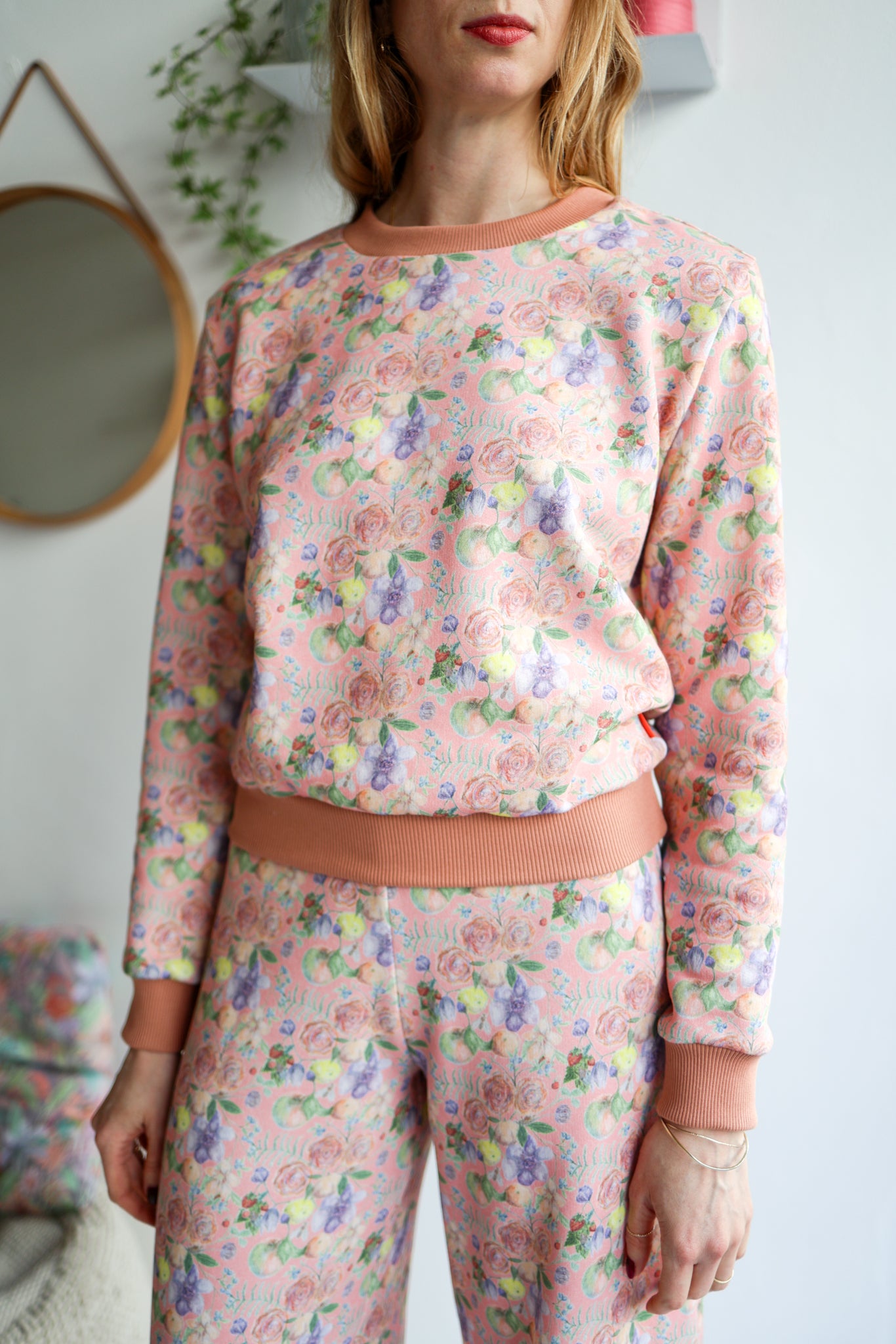 Women organic cotton sweatshirt.