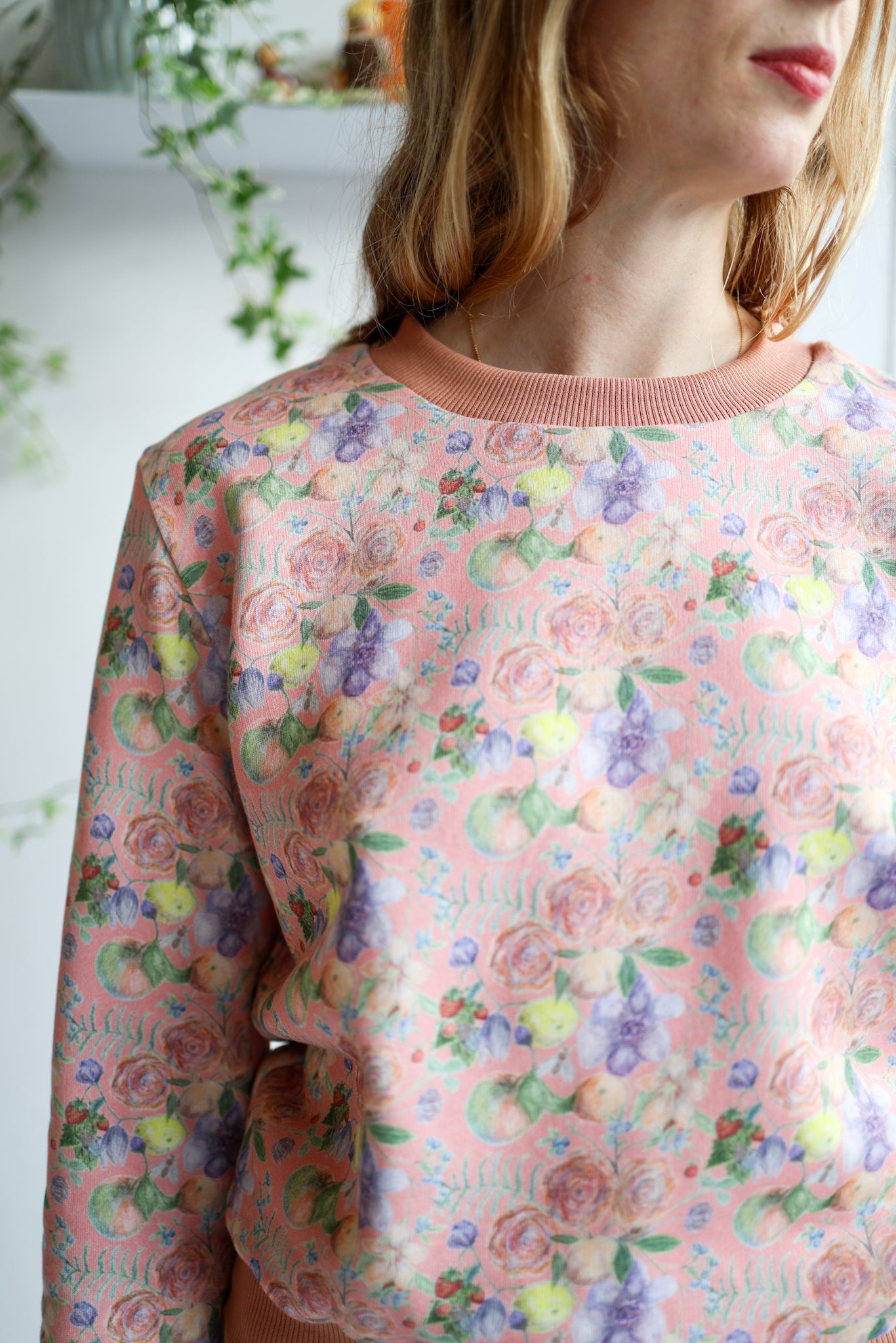 Women organic cotton sweatshirt.