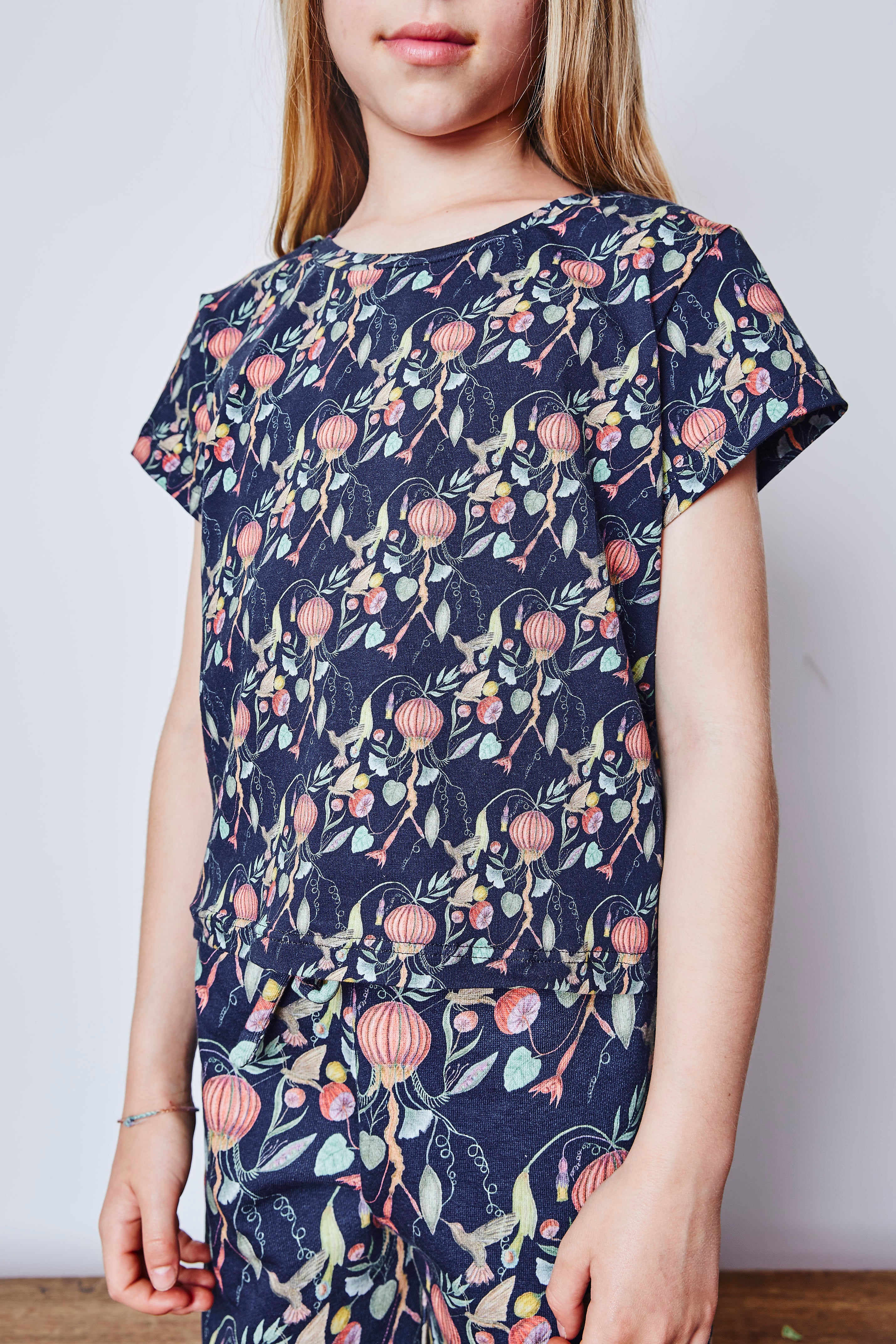 Organic cotton stretch jersey girls t-shirt.