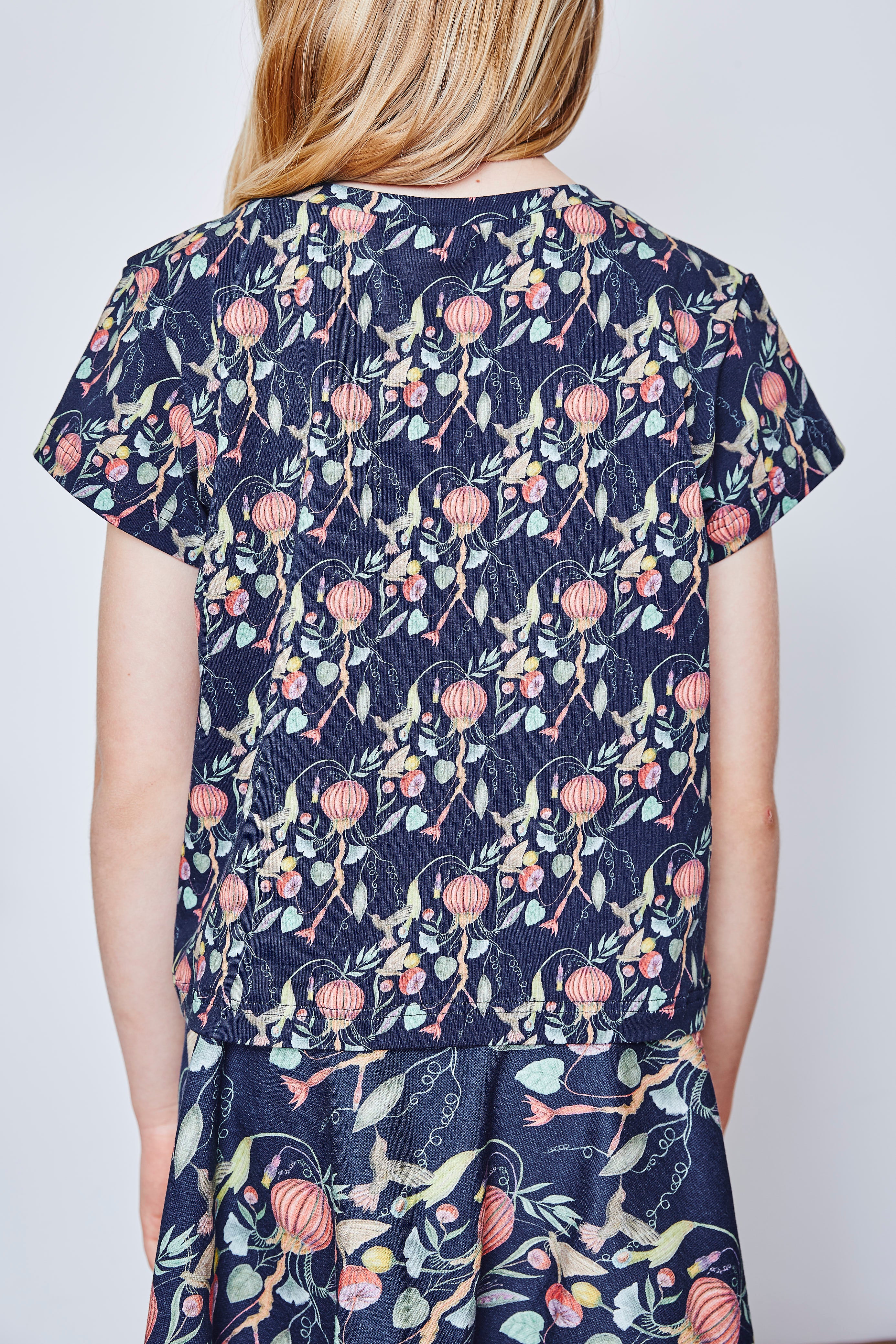 Organic cotton stretch jersey girls t-shirt.