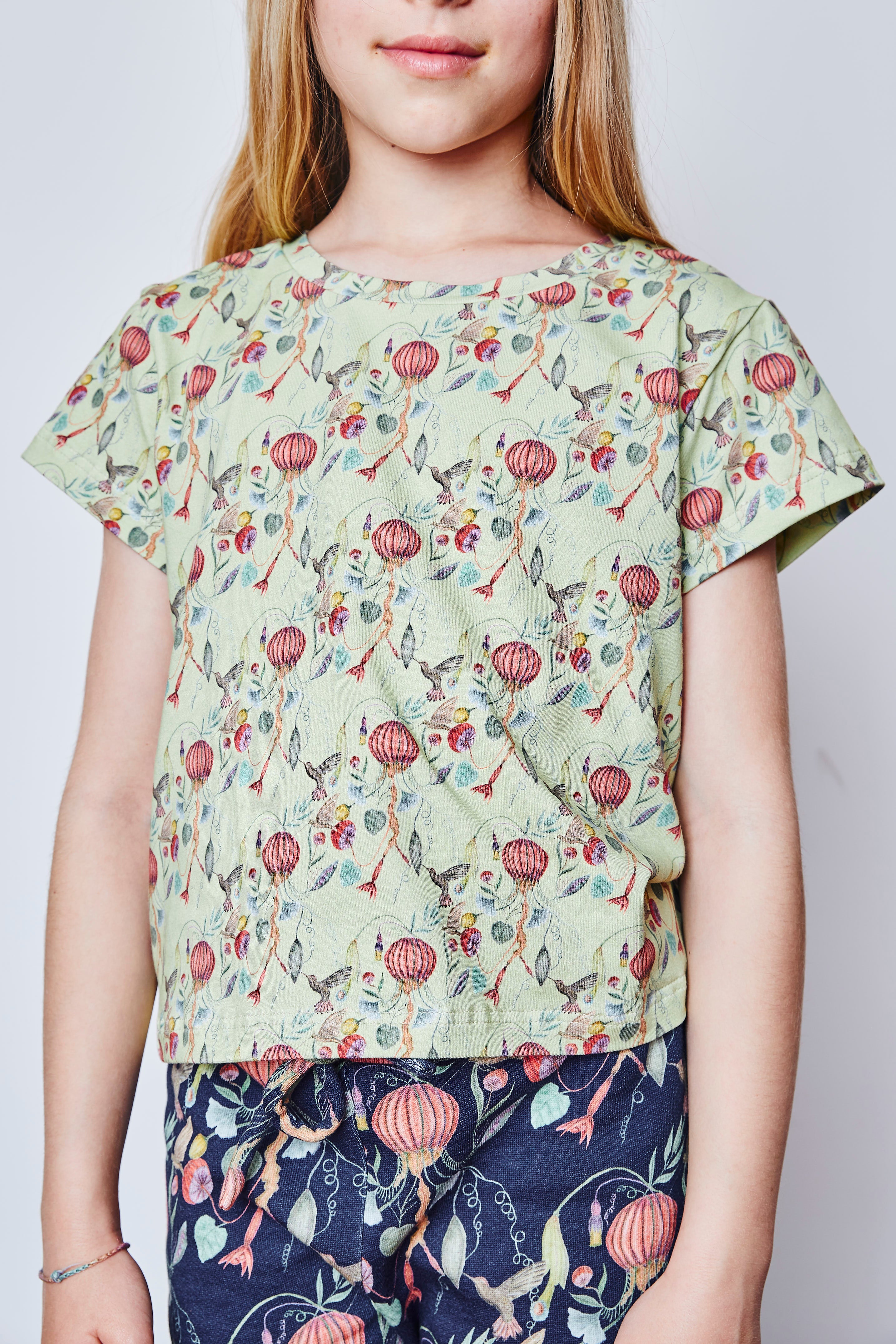 Organic cotton stretch jersey girls t-shirt.