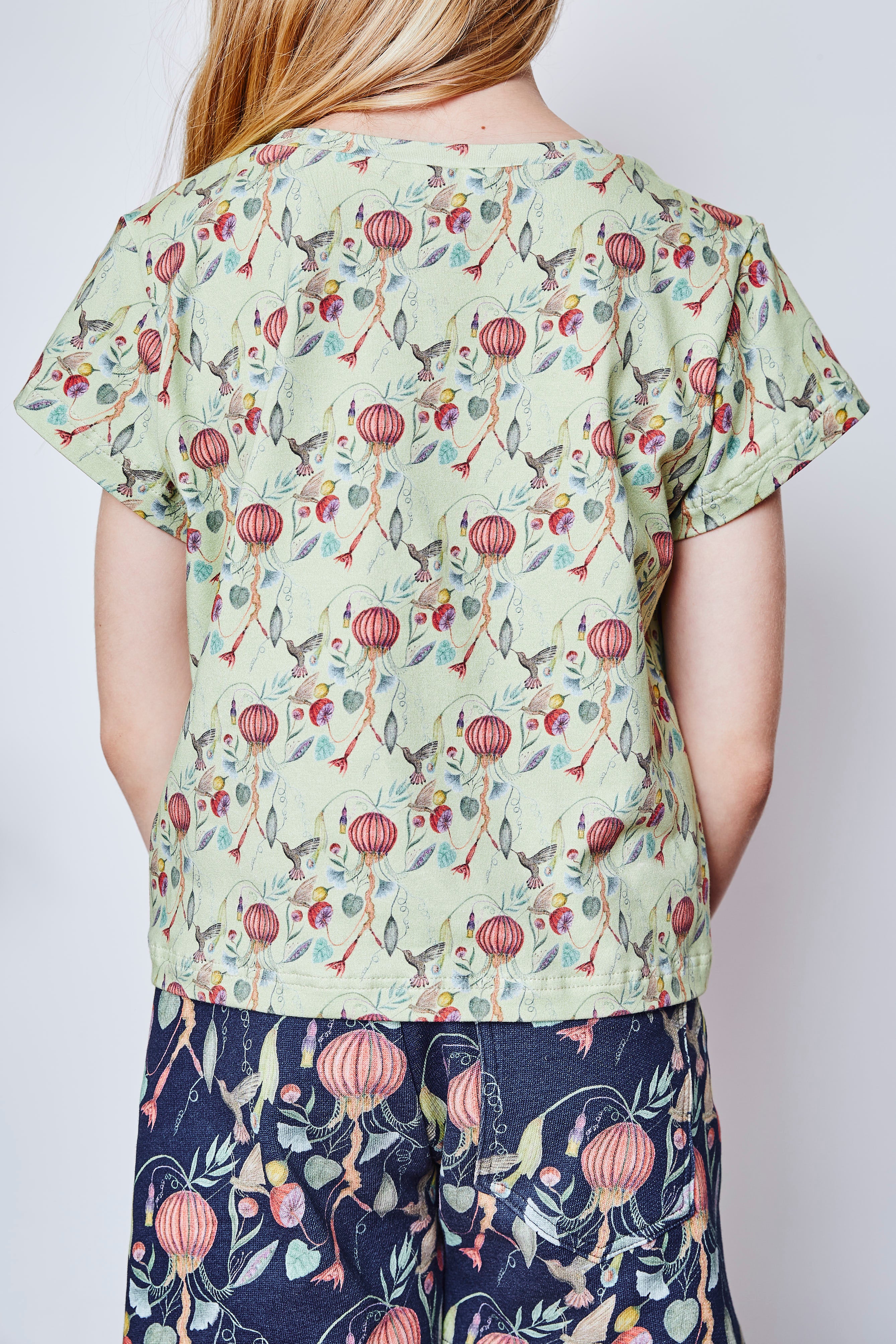 Organic cotton stretch jersey girls t-shirt.