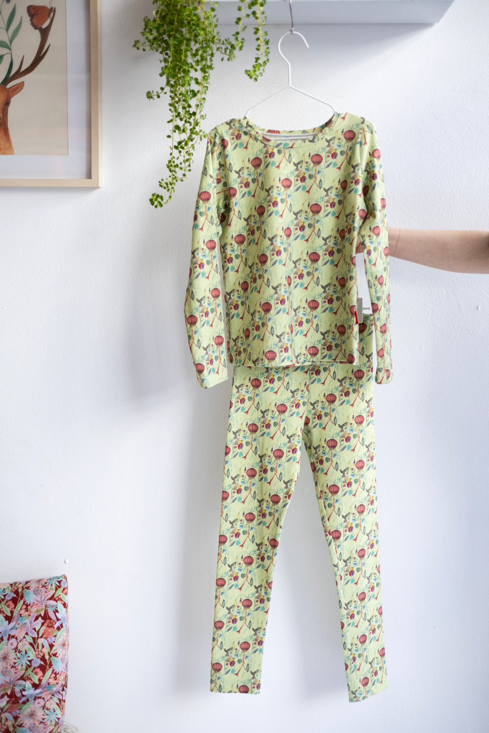 Kids unisex organic cotton stretch jersey long sleve t-shirt.