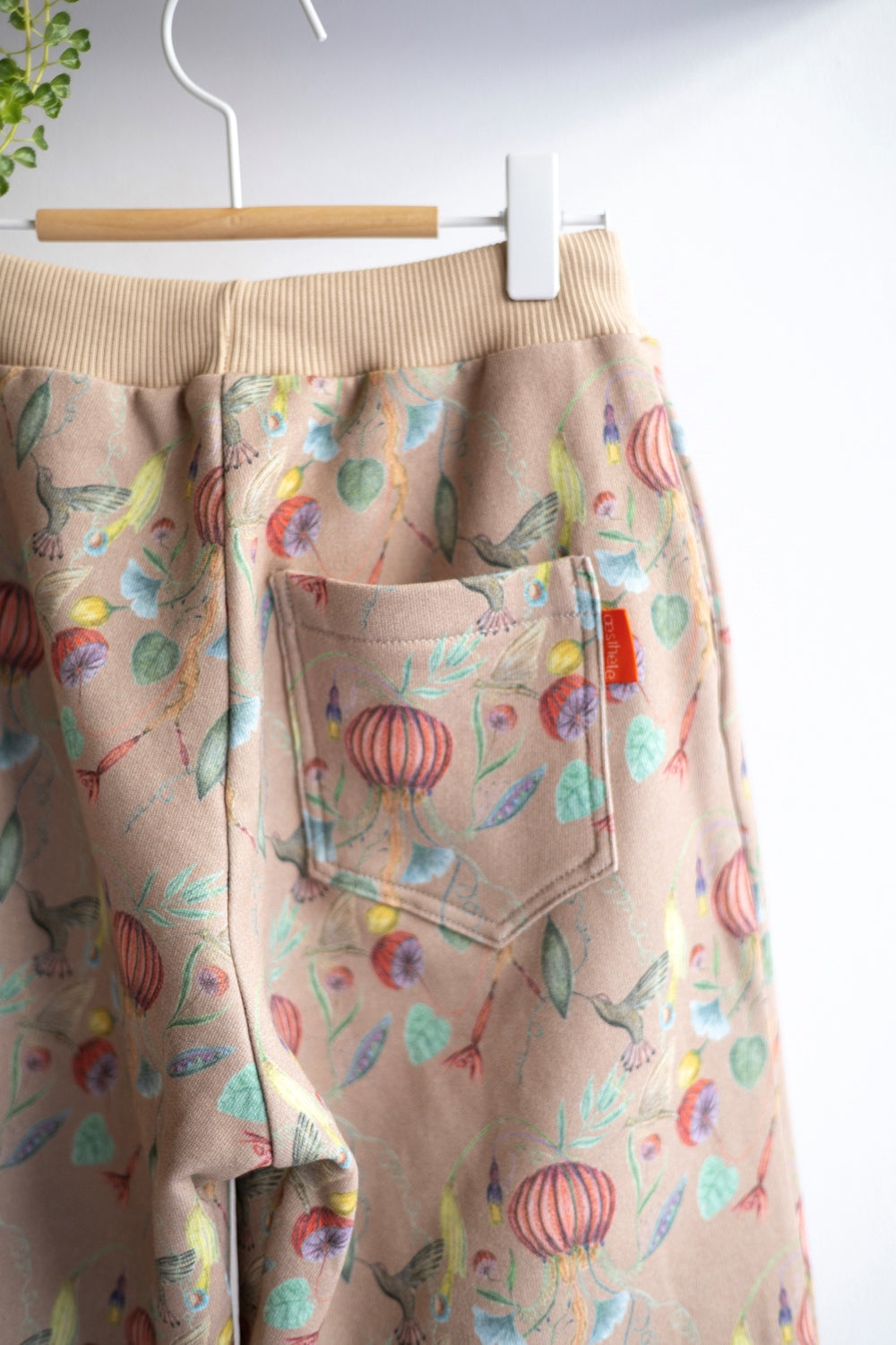 Kids organic cotton sweat pleated pants.