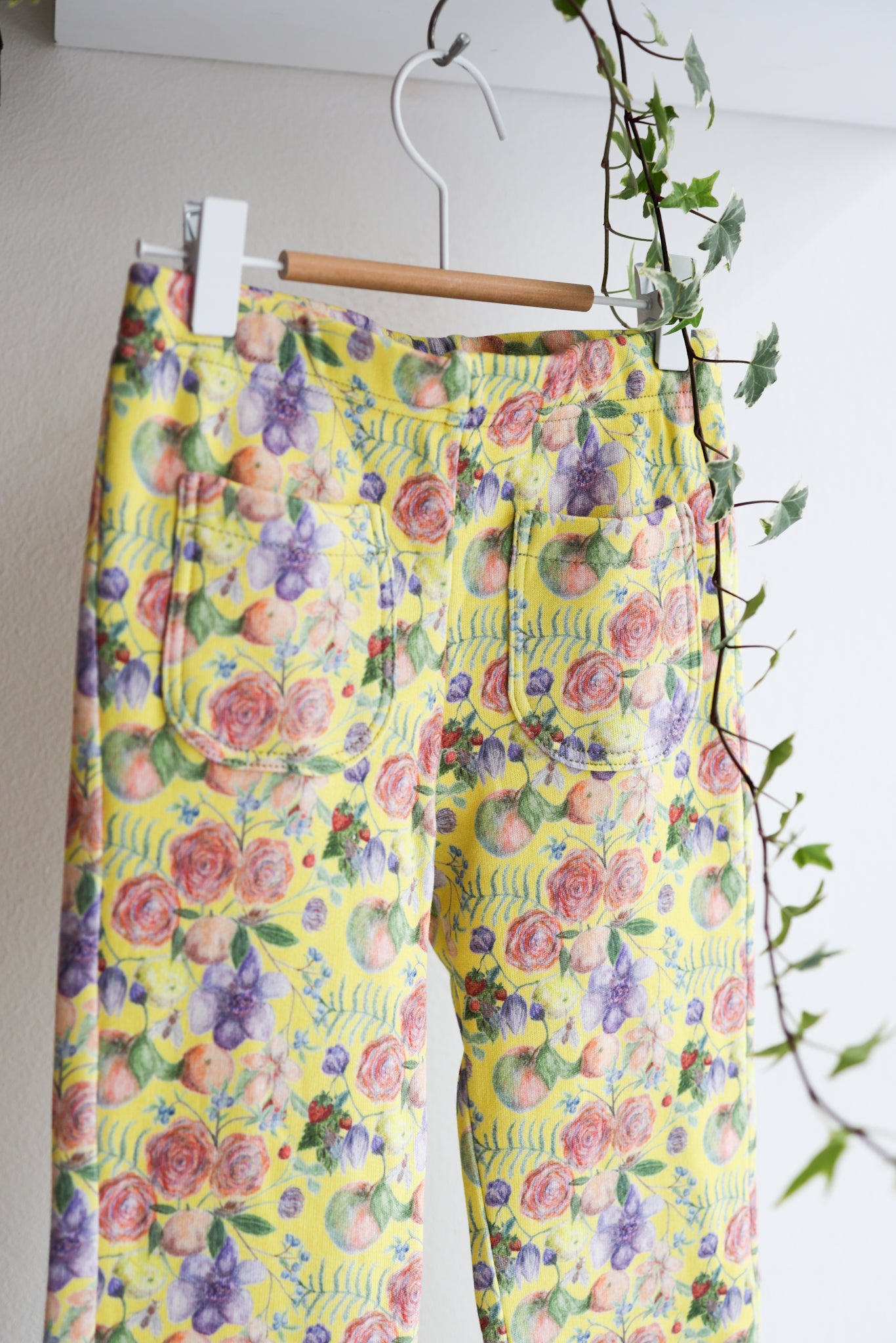 Kids organic cotton sweat bell bottom pants.