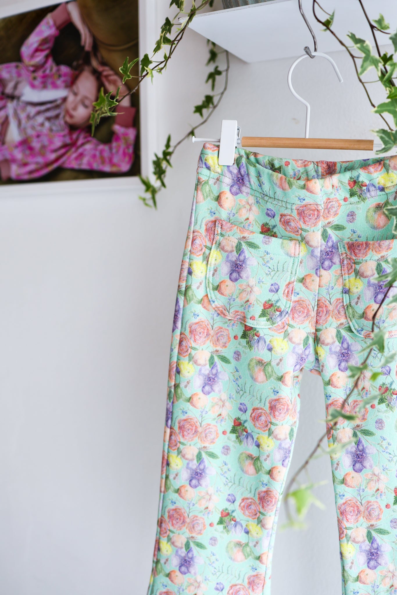 Kids organic cotton sweat bell bottom pants.