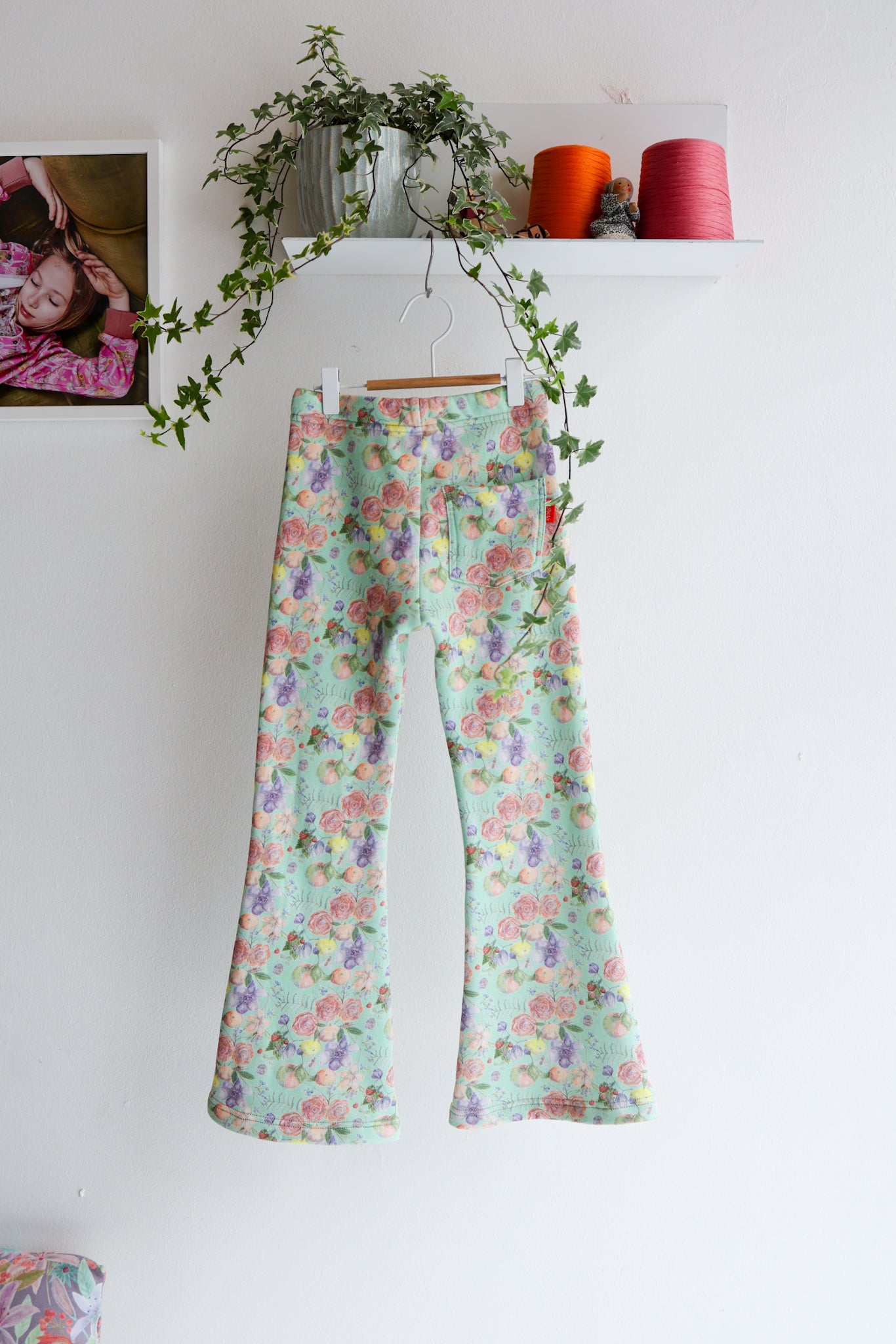 Kids organic cotton sweat bell bottom pants.
