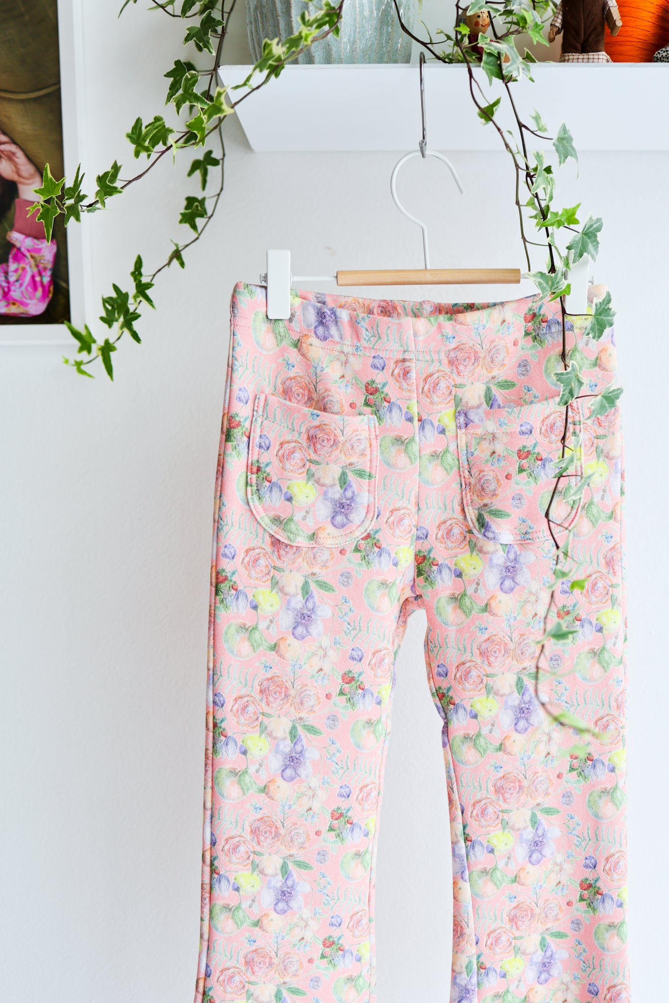 Kids organic cotton sweat bell bottom pants.