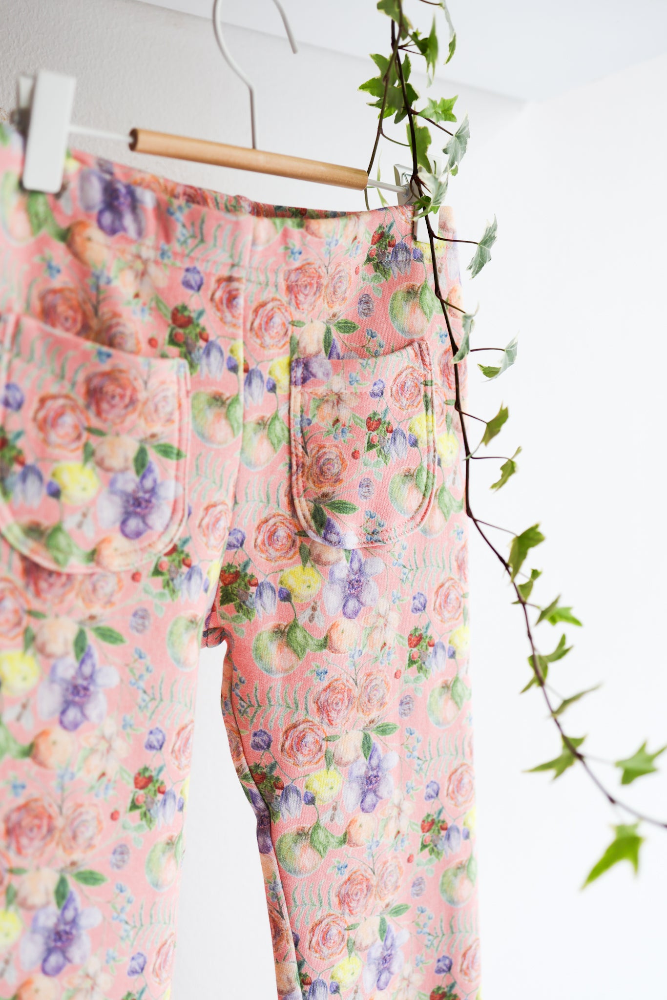 Kids organic cotton sweat bell bottom pants.