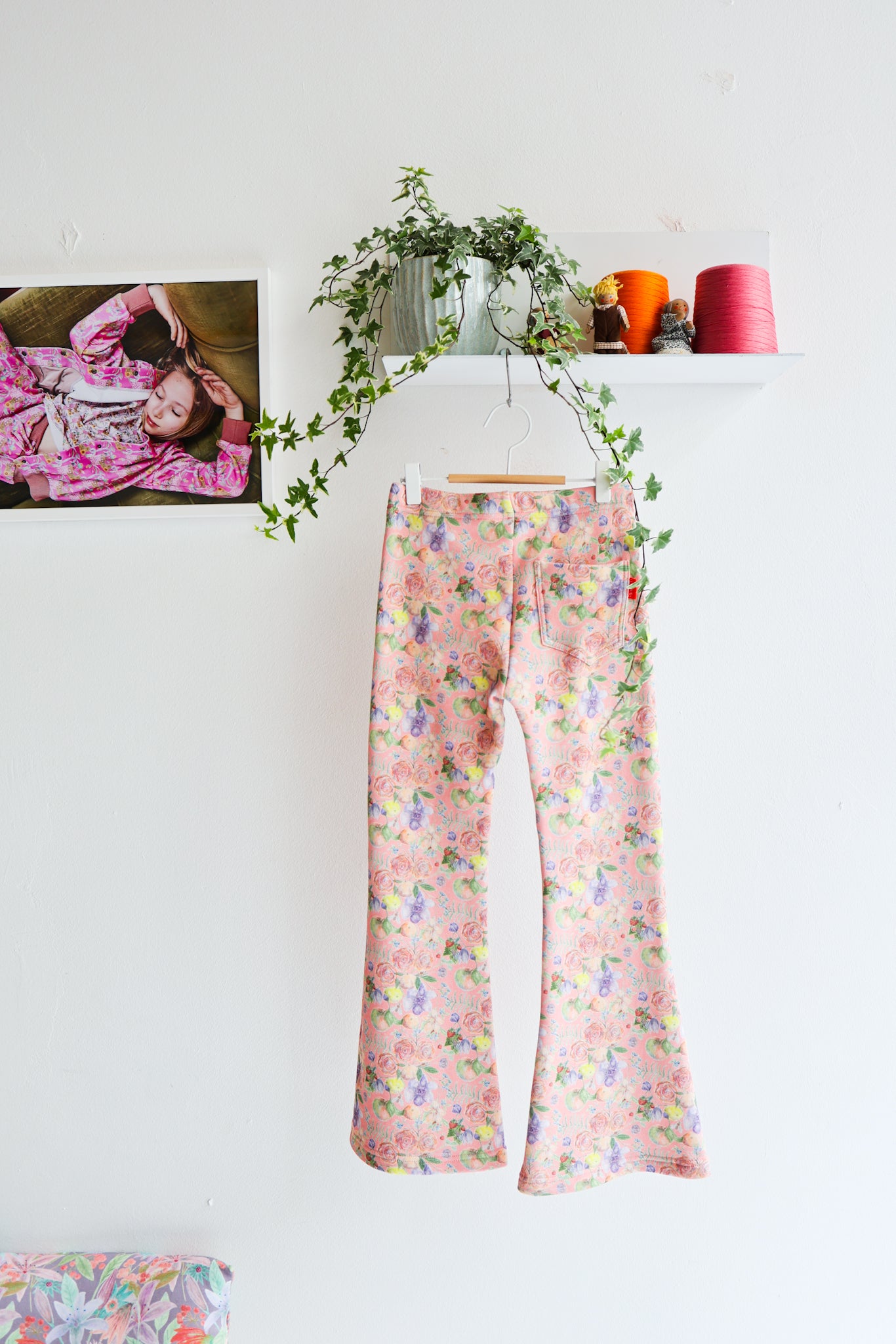 Kids organic cotton sweat bell bottom pants.