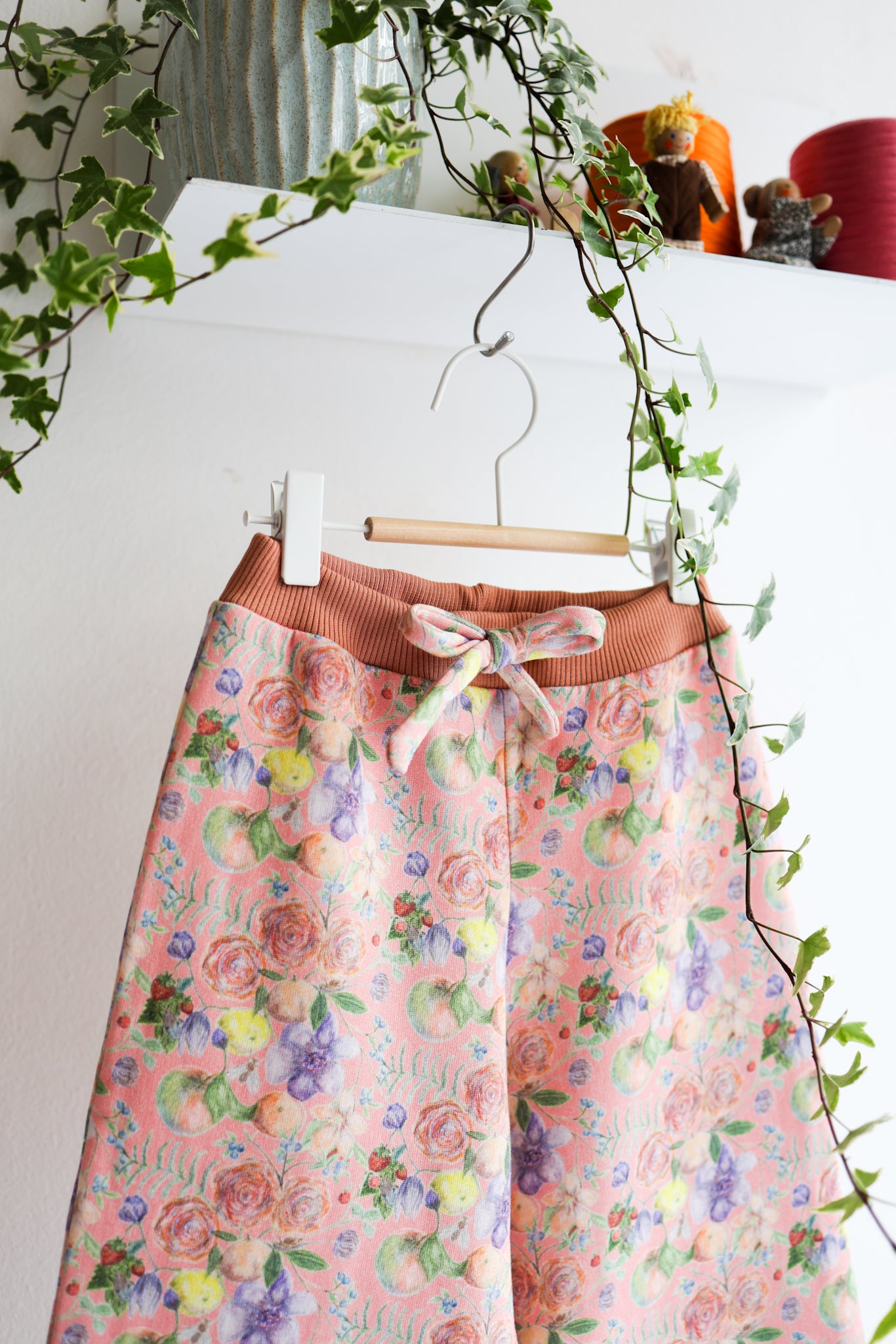 Kids organic cotton sweat pants.