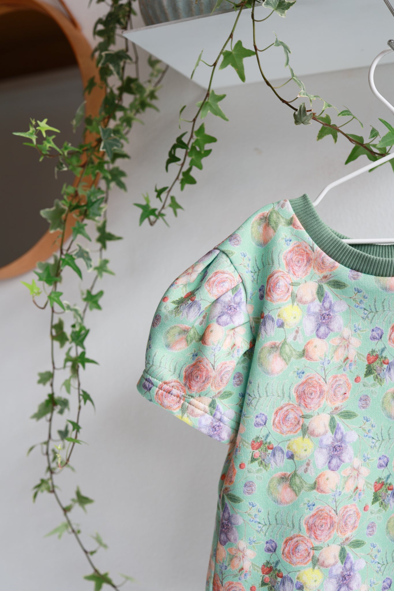 Organic cotton puffed sleeve kids top.