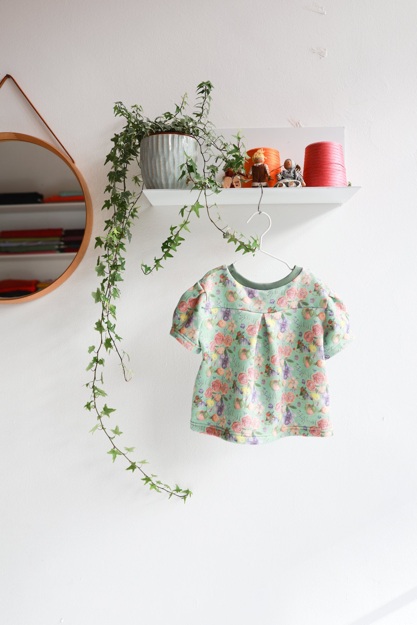 Organic cotton puffed sleeve kids top.